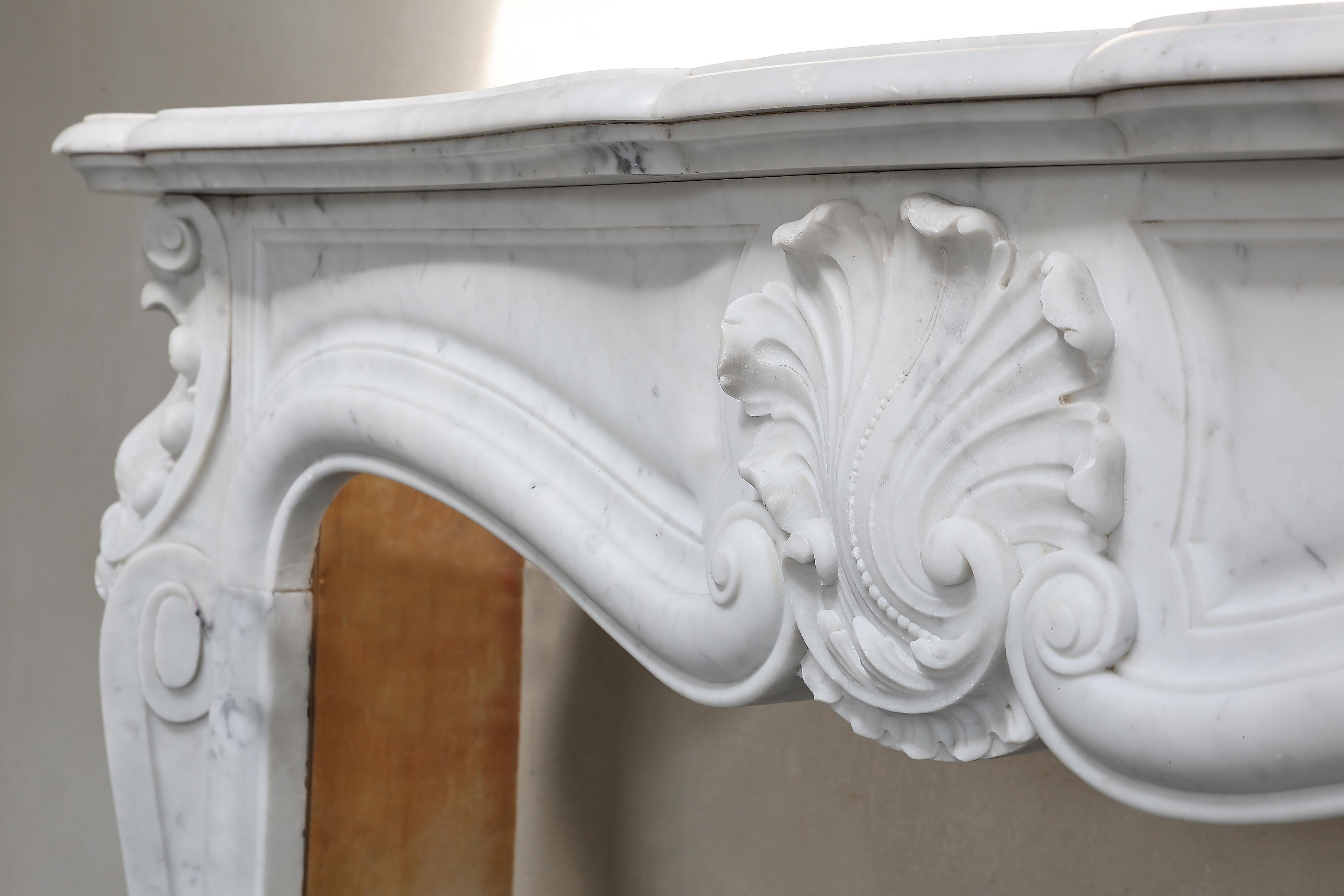 XIXe siècle Cheminée ancienne en marbre de Carrare de style Louis XV du 19ème siècle en vente