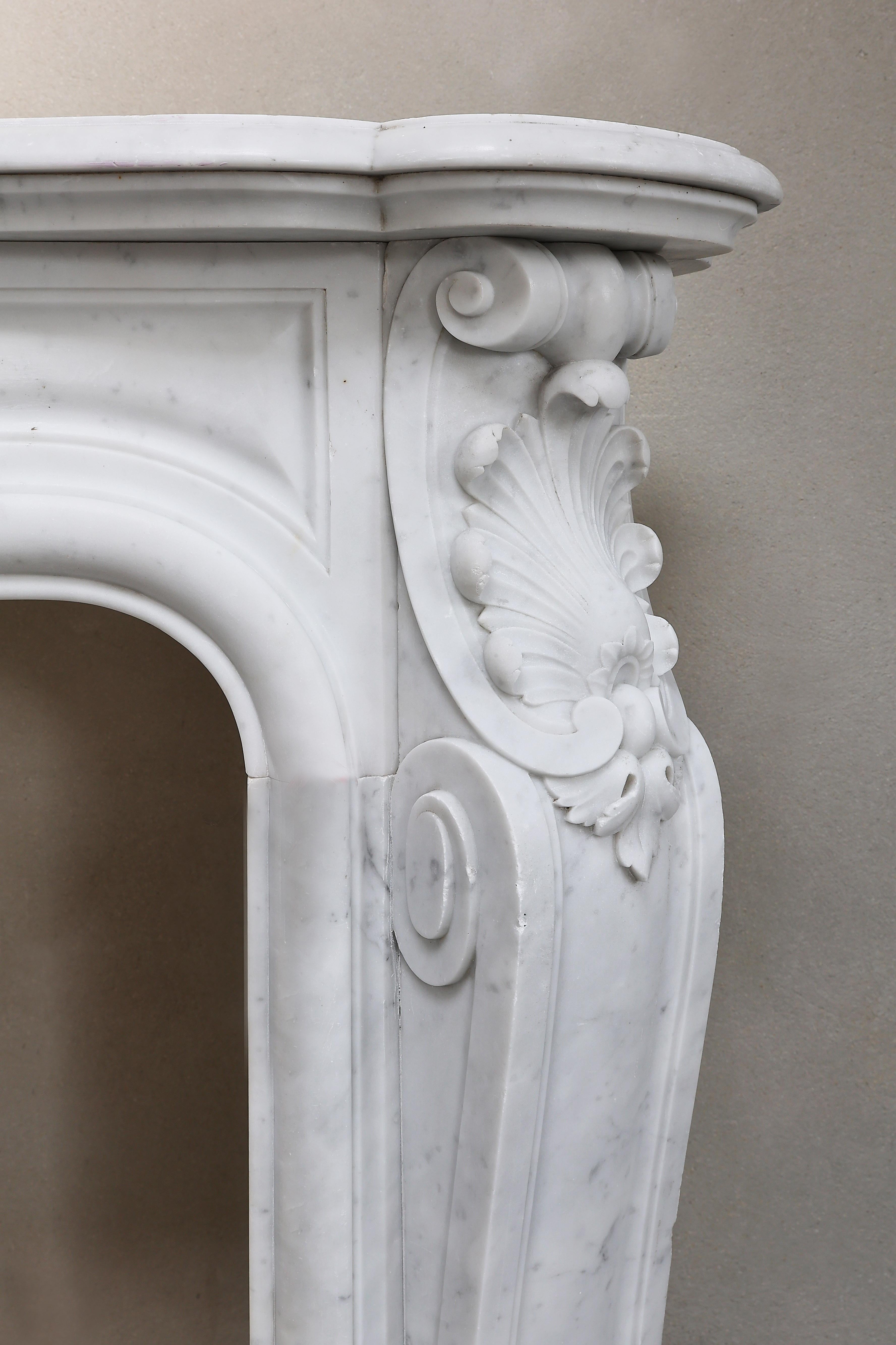Marbre Cheminée ancienne en marbre de Carrare de style Louis XV du 19ème siècle en vente