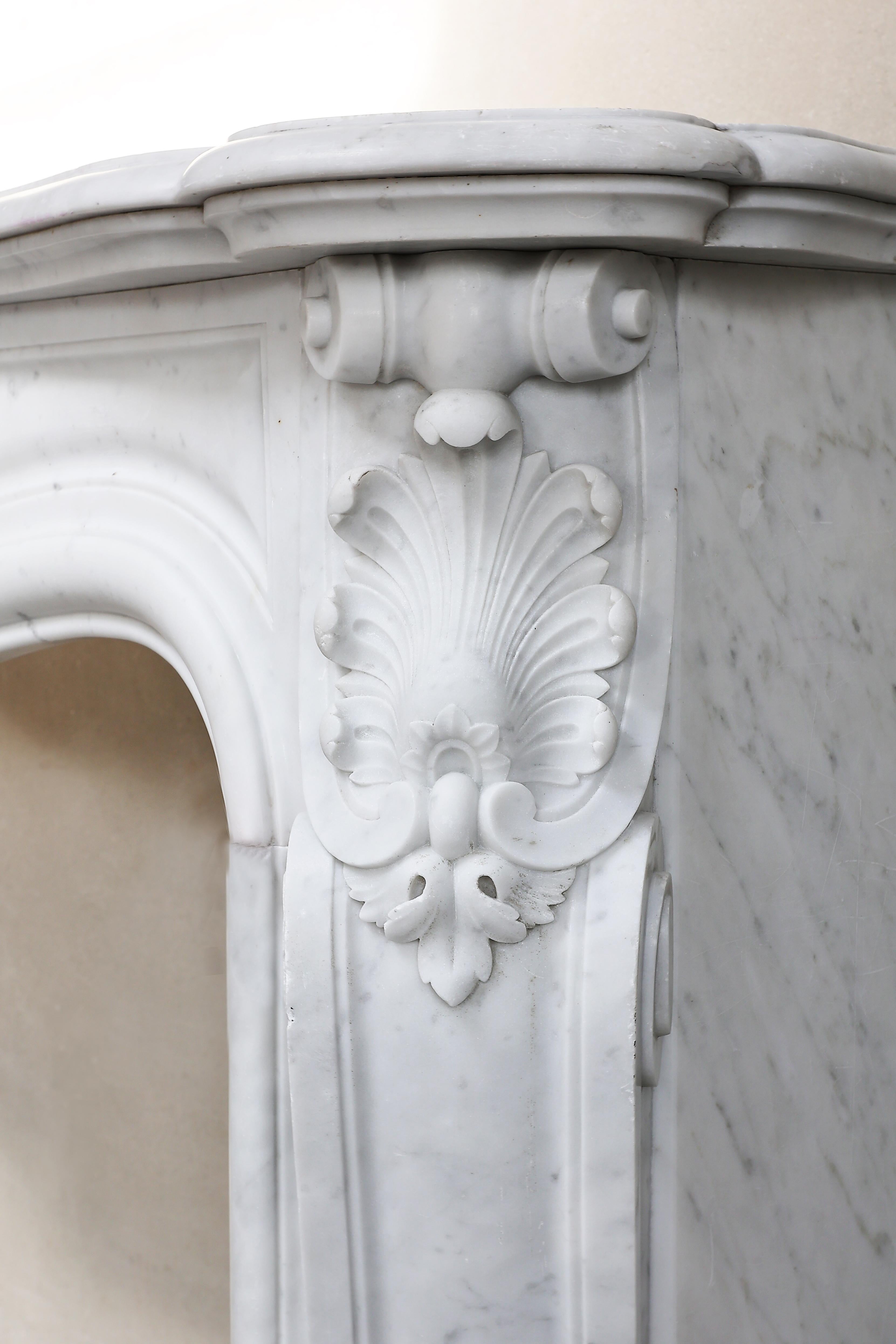 Cheminée ancienne en marbre de Carrare de style Louis XV du 19ème siècle en vente 1