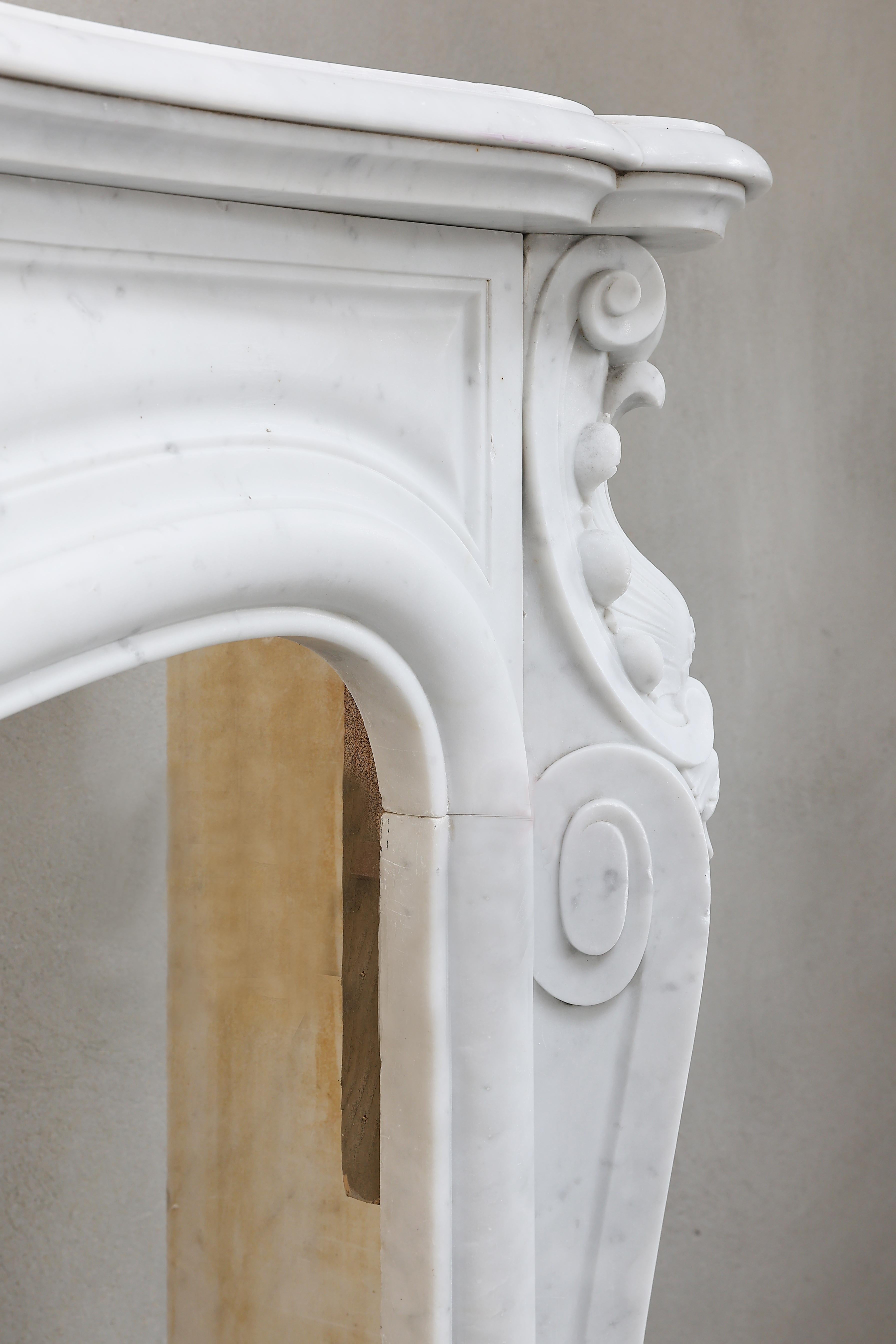 Cheminée ancienne en marbre de Carrare de style Louis XV du 19ème siècle en vente 2