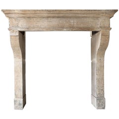 Cheminée ancienne en pierre calcaire française de style Louis XIII - 899 Cheminée ancienne en pierre calcaire française de style Louis XIII - 899