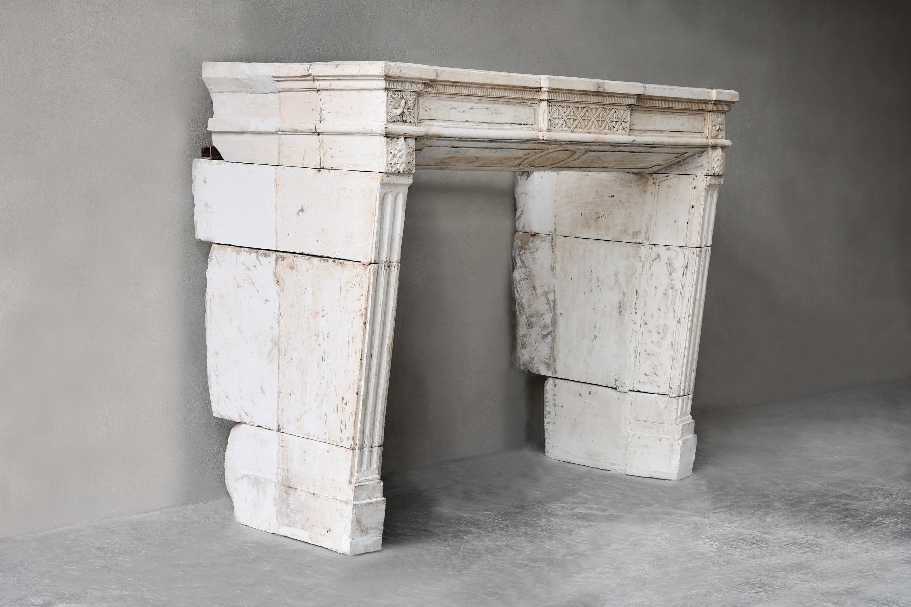 Bellissimo camino unico realizzato in pietra calcarea francese! Questa antica mensola da camino ha forme, ornamenti e linee molto belle. Un caminetto del XIX secolo in stile Luigi XVI dalle dimensioni contenute. La combinazione di colori caldi e