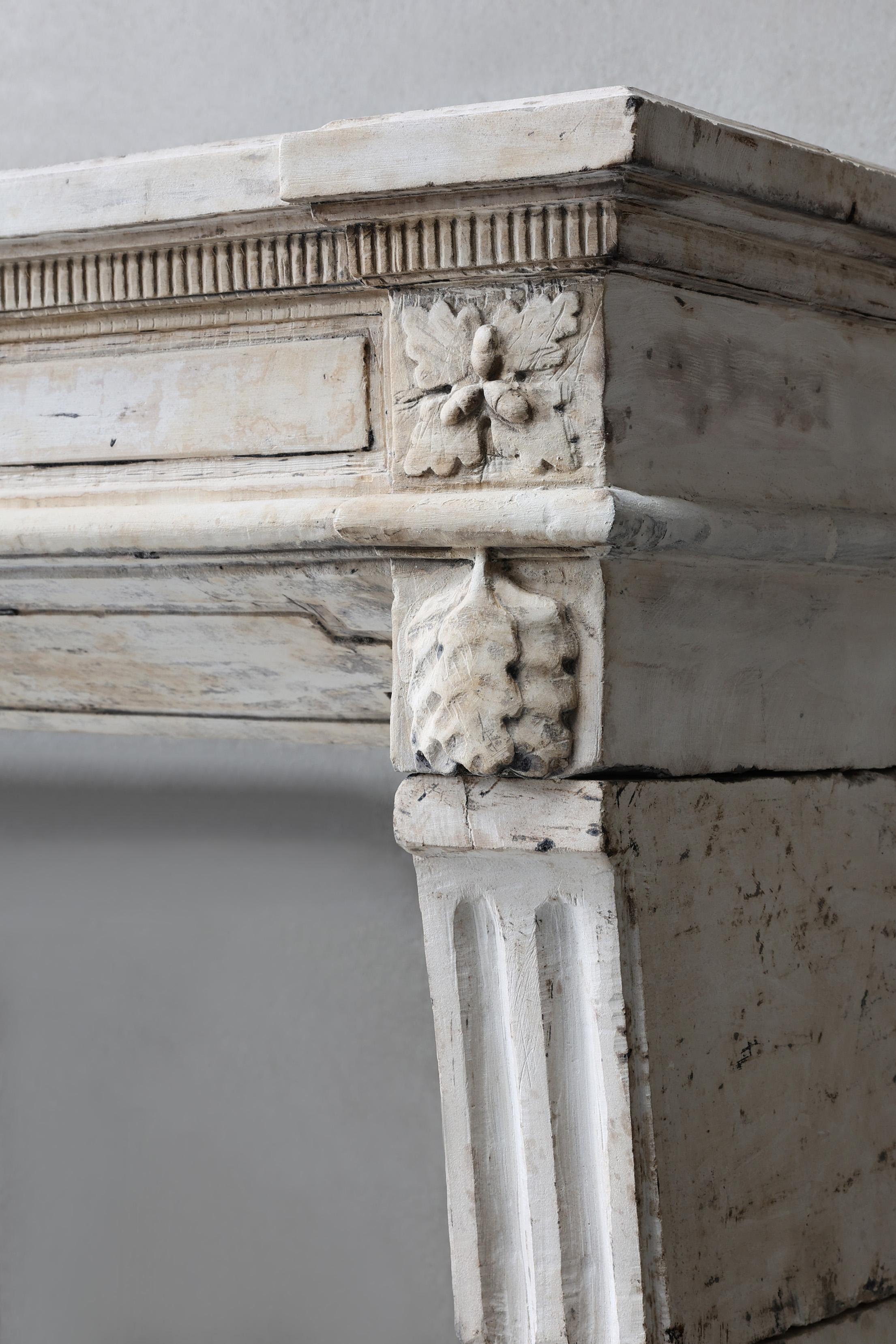 Camino antico in pietra calcarea francese del XIX secolo in vendita 2