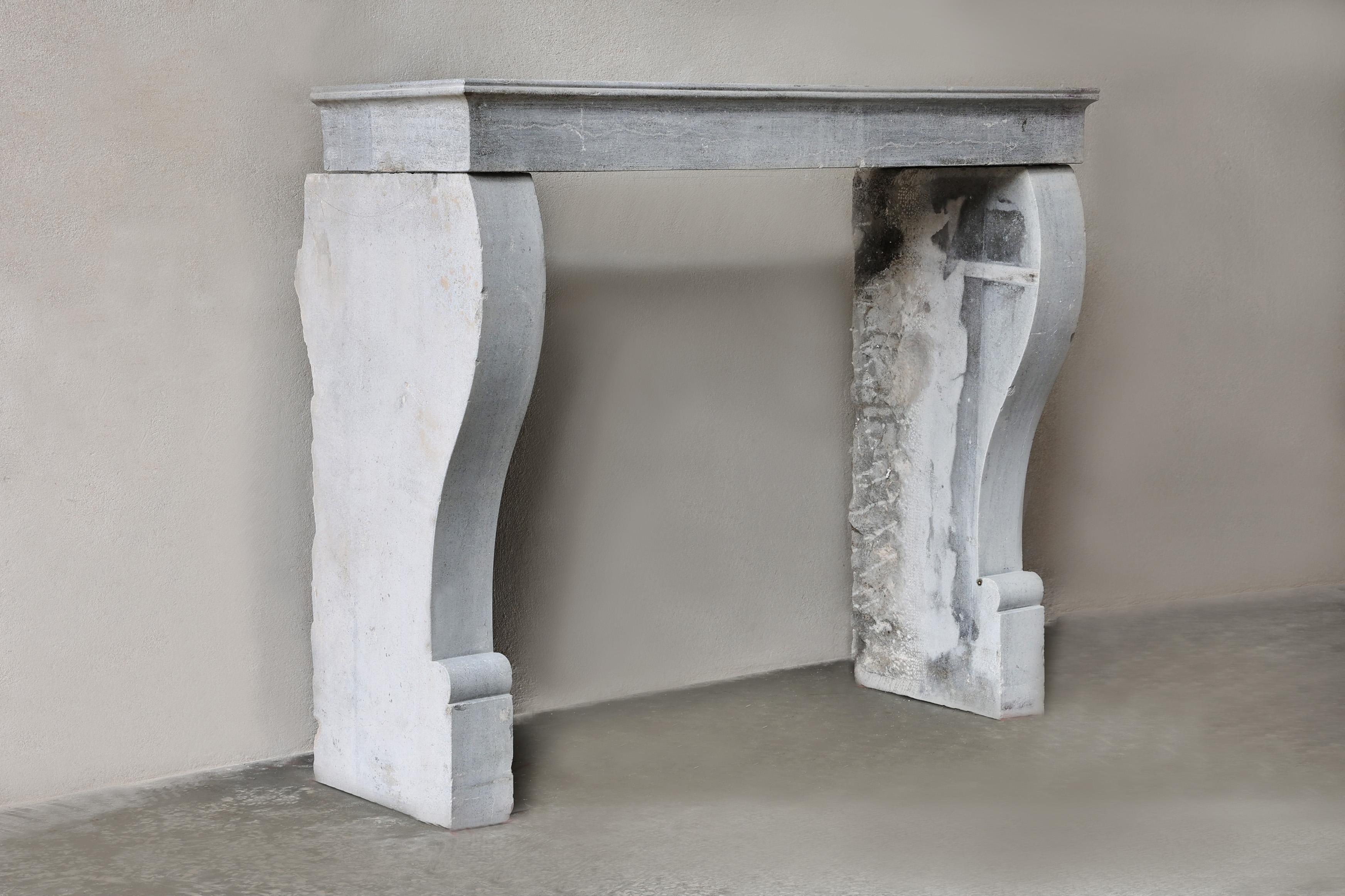 Bellissima mensola rustica in pietra di marmo grigio. Una mensola con pochi ornamenti, ma con belle linee e gambe leggermente ricurve. Questa mensola in stile Campagnarde risale al XIX secolo ed è applicabile in molti interni in termini di colore e