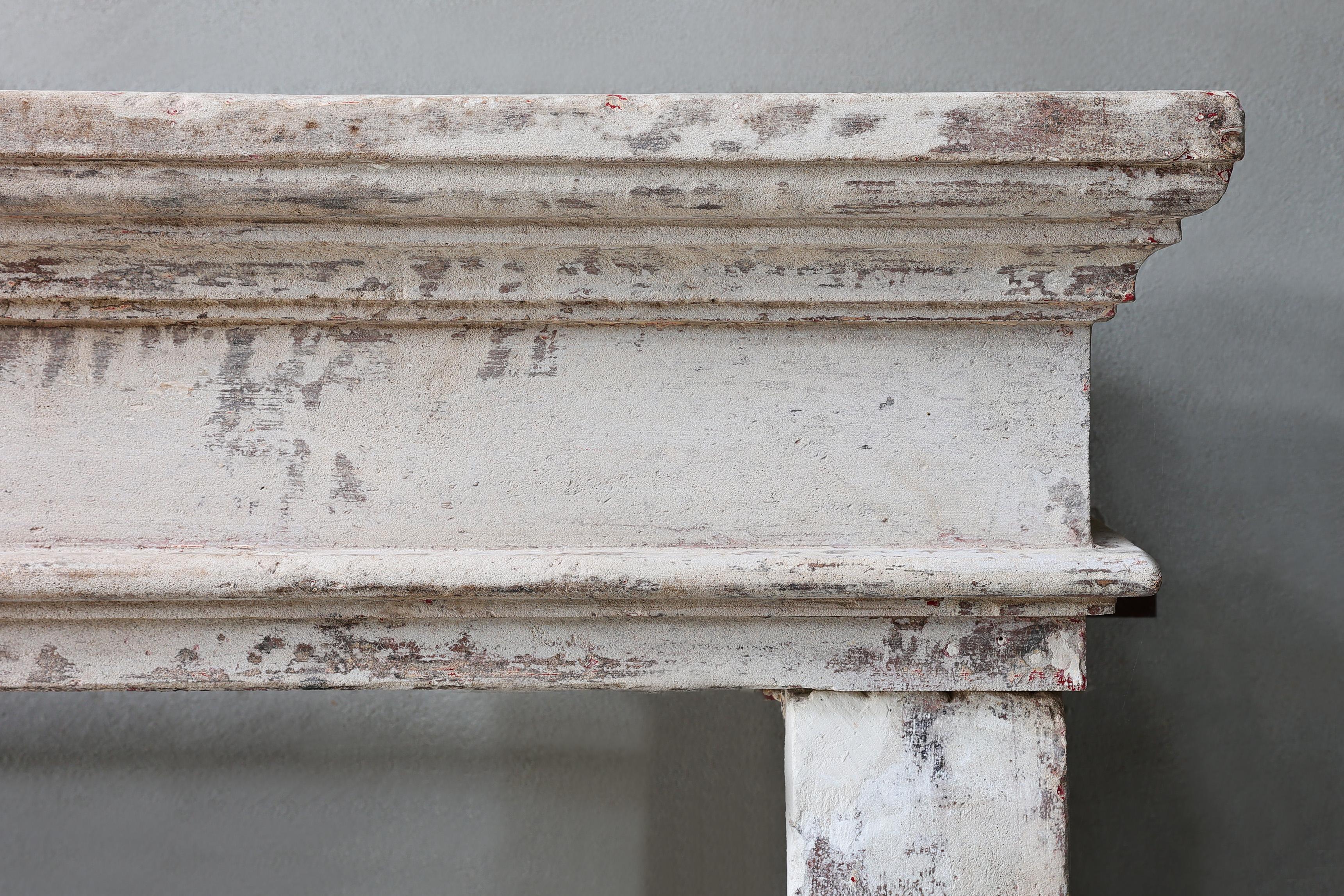 Bellissimo camino antico in pietra calcarea francese del XIX secolo in stile Campagnarde. Questo caminetto ha un aspetto rustico con una sfumatura di colore calda e gambe leggermente ricurve. Il formato può essere utilizzato anche in molti interni.