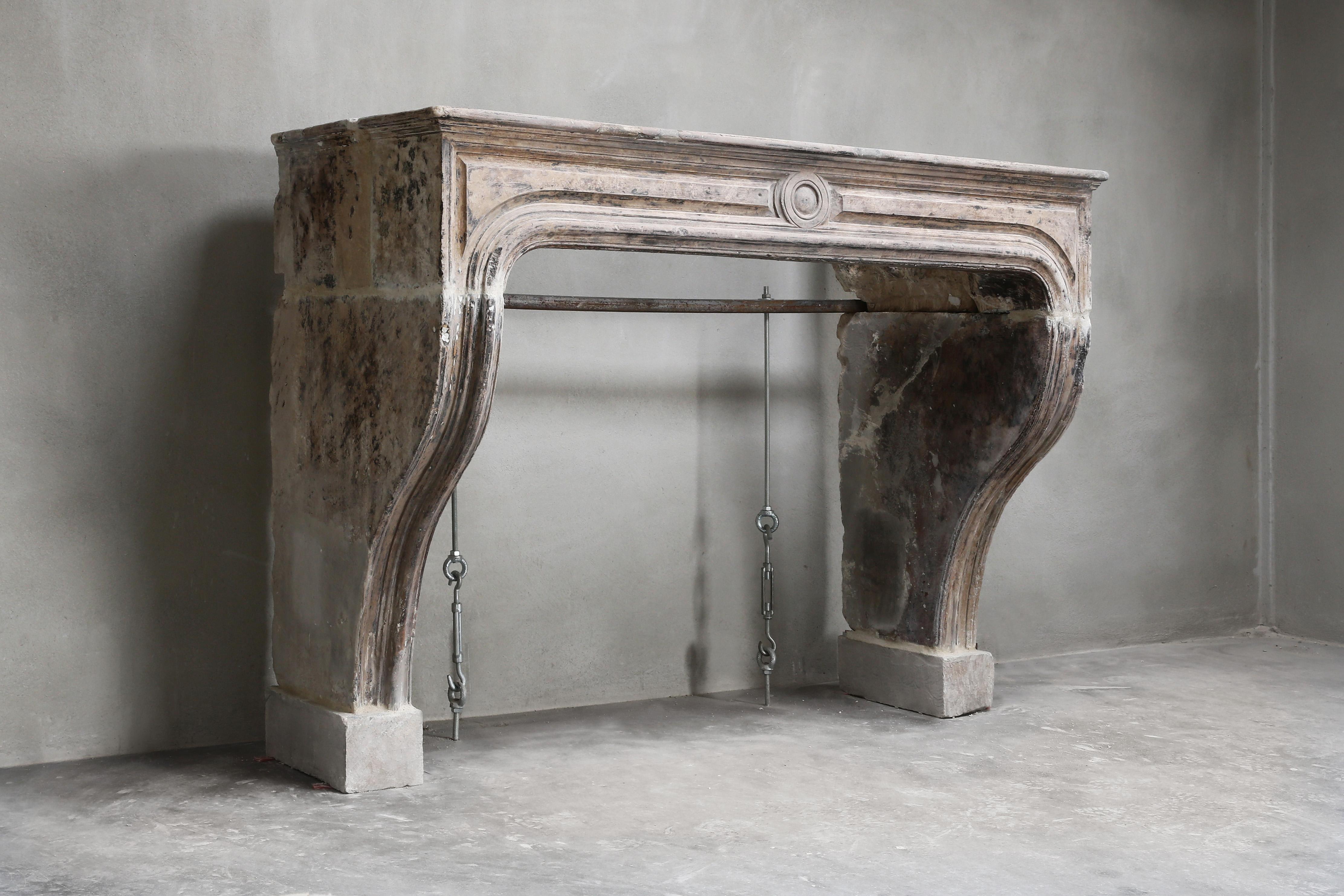Questo elegante camino antico è realizzato in pietra calcarea francese e risale al XIX secolo! Il camino è in stile Luigi XIV, caratterizzato da belle linee e spesso con un ornamento al centro. Tutti i nostri caminetti sono unici nel loro genere,