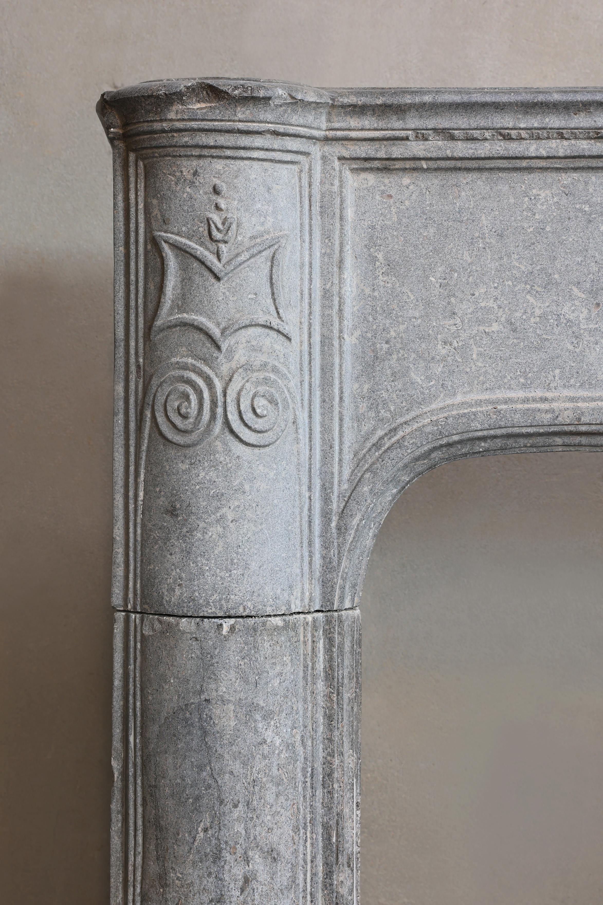 Camino antico in pietra di marmo grigia in vendita 3