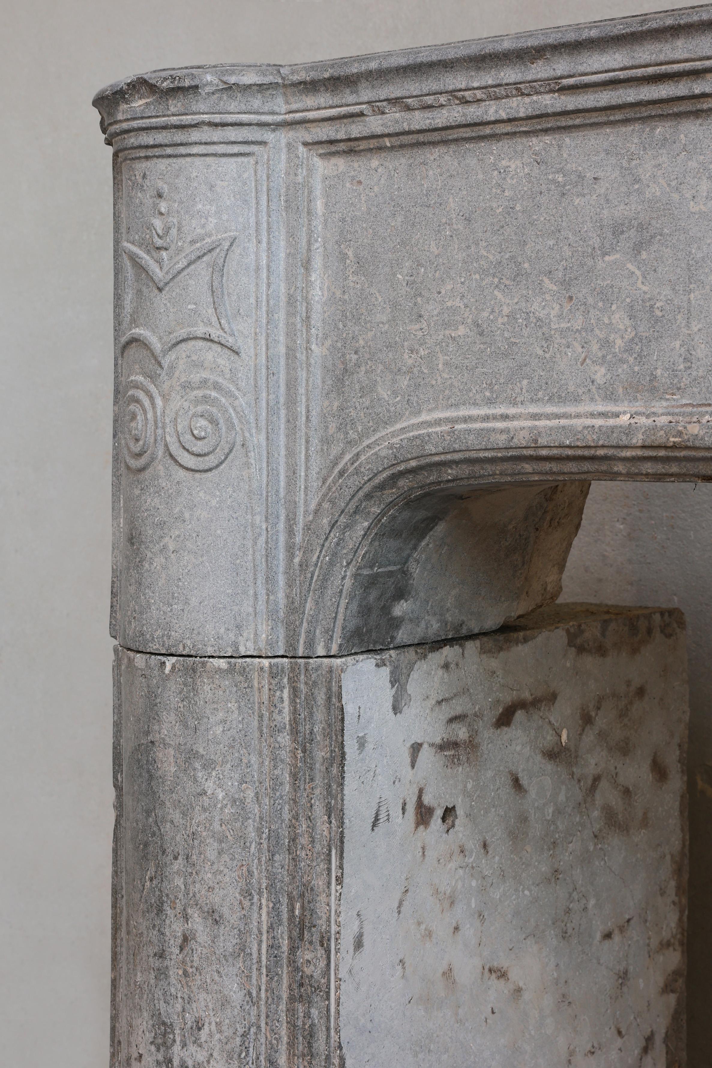Camino antico in pietra di marmo grigia in vendita 4