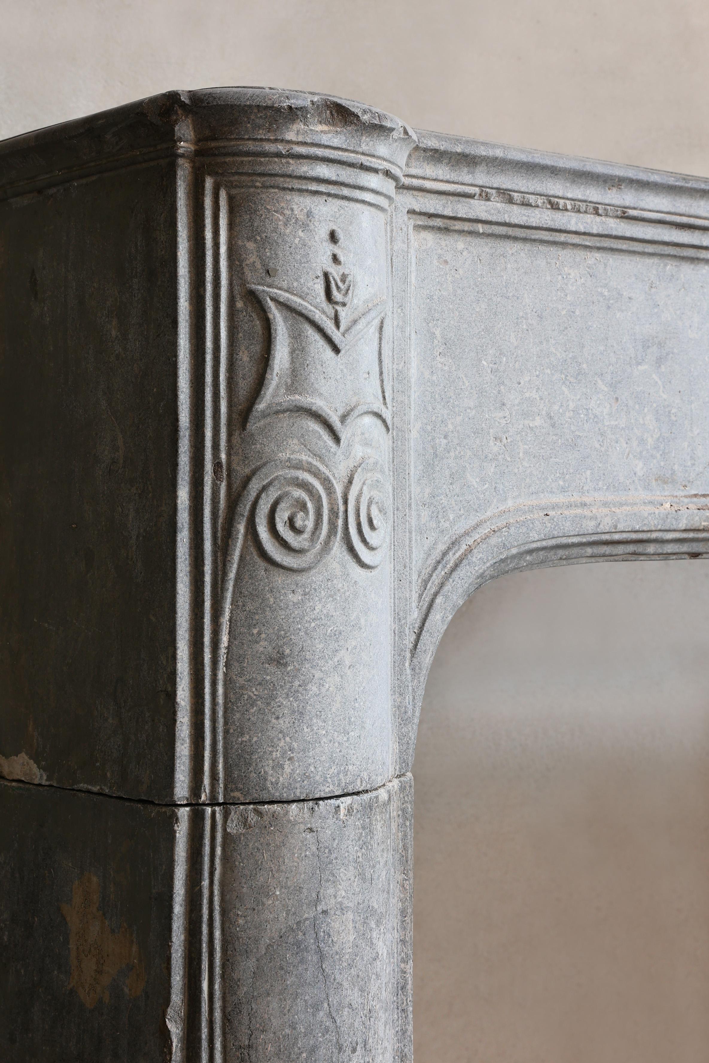 Camino antico in pietra di marmo grigia in vendita 5