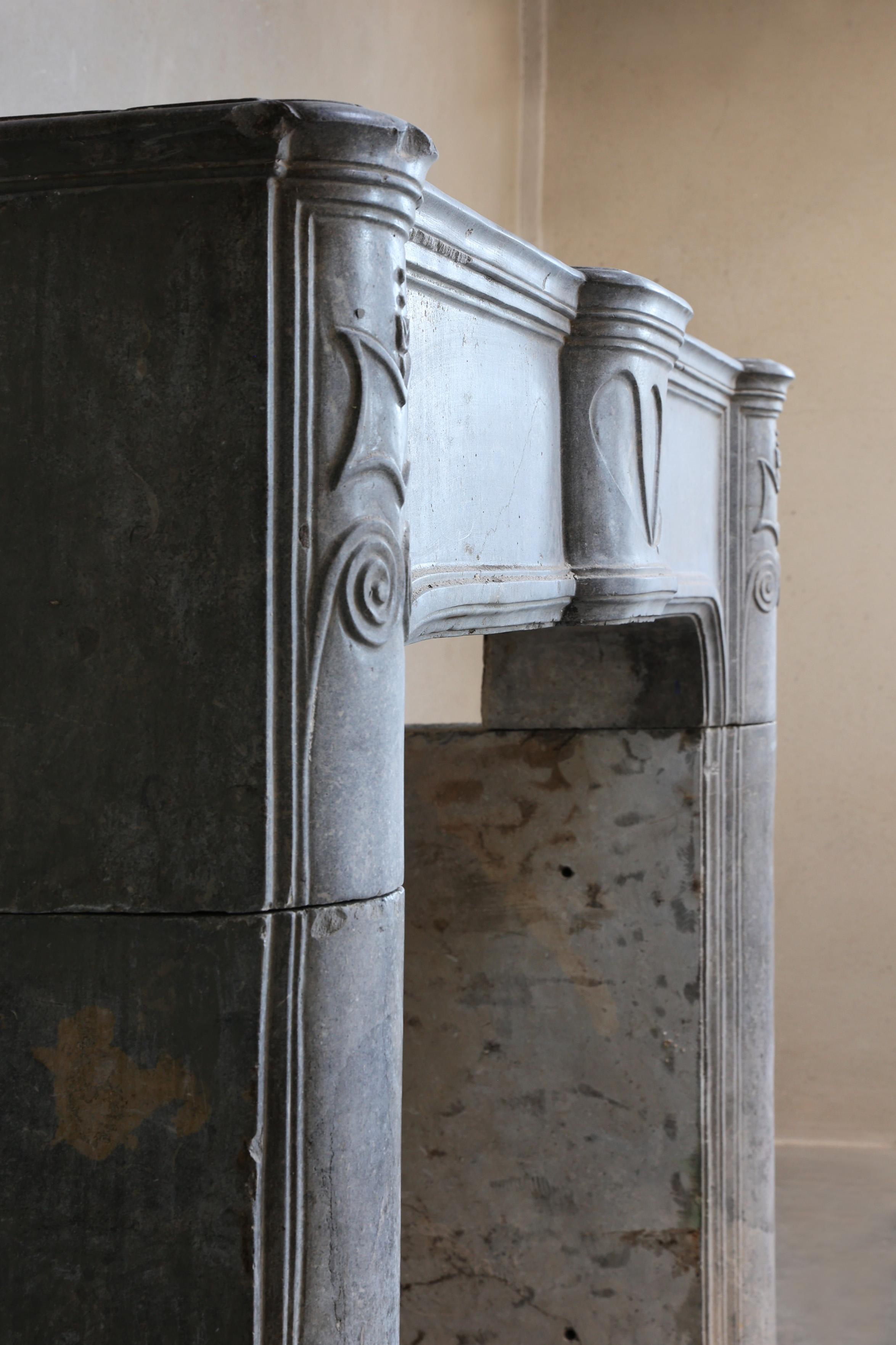 Camino antico in pietra di marmo grigia in vendita 6