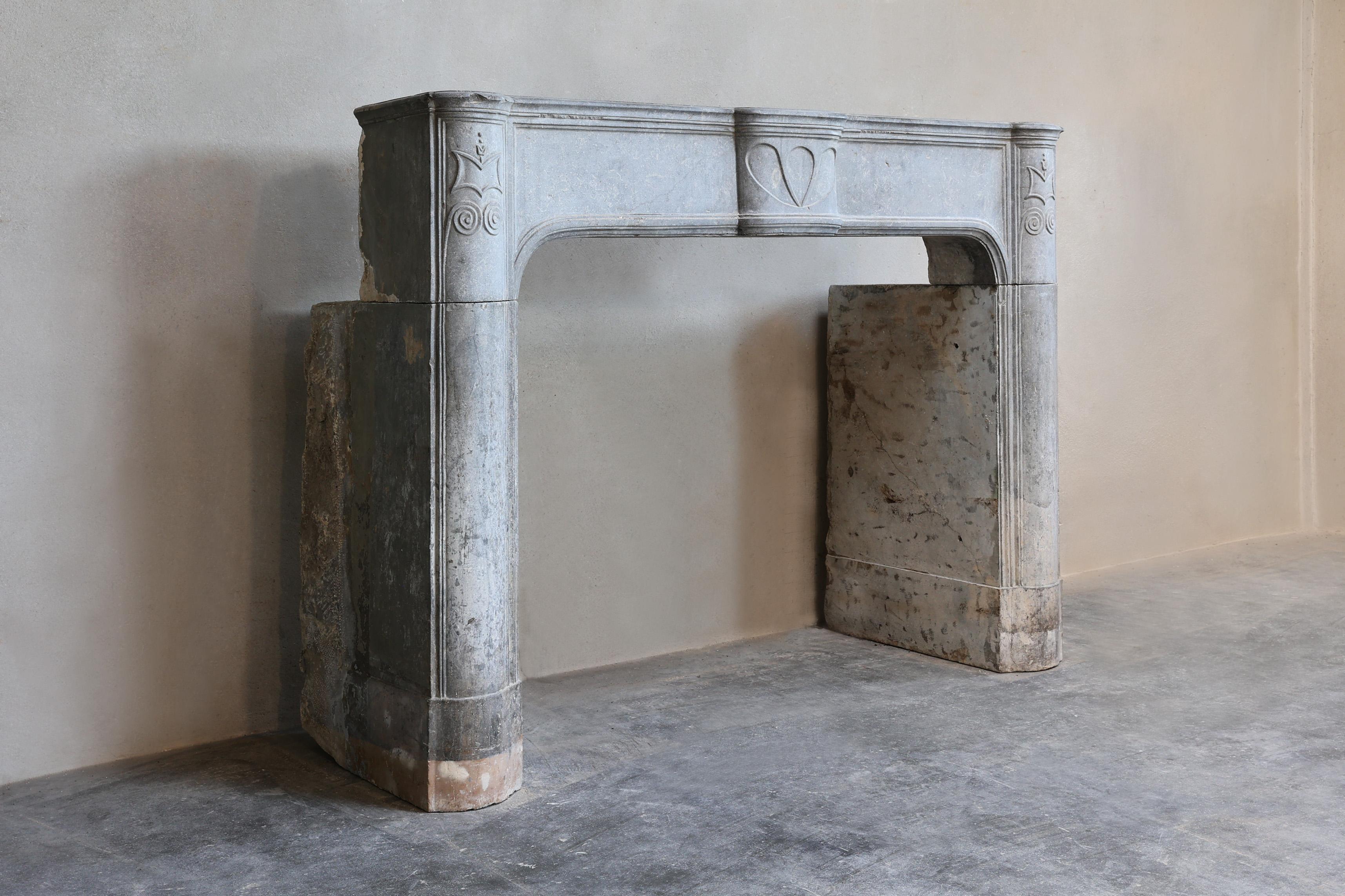 Antique French Luigi XVI - Camino del XIX secolo

Epoca: XIX secolo    Origine: Francia    Materiale: Pietra di marmo francese

Sei alla ricerca di un camino antico esclusivo che trasuda atmosfera, storia e artigianalità? Questo splendido camino