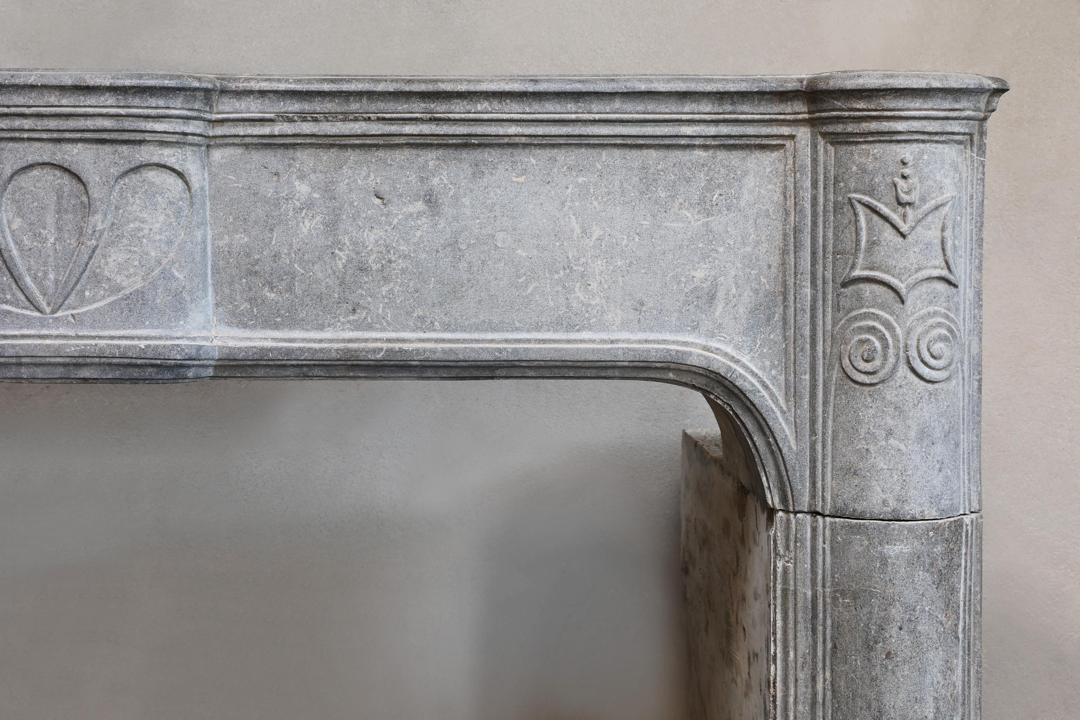 Luigi XVI Camino antico in pietra di marmo grigia in vendita