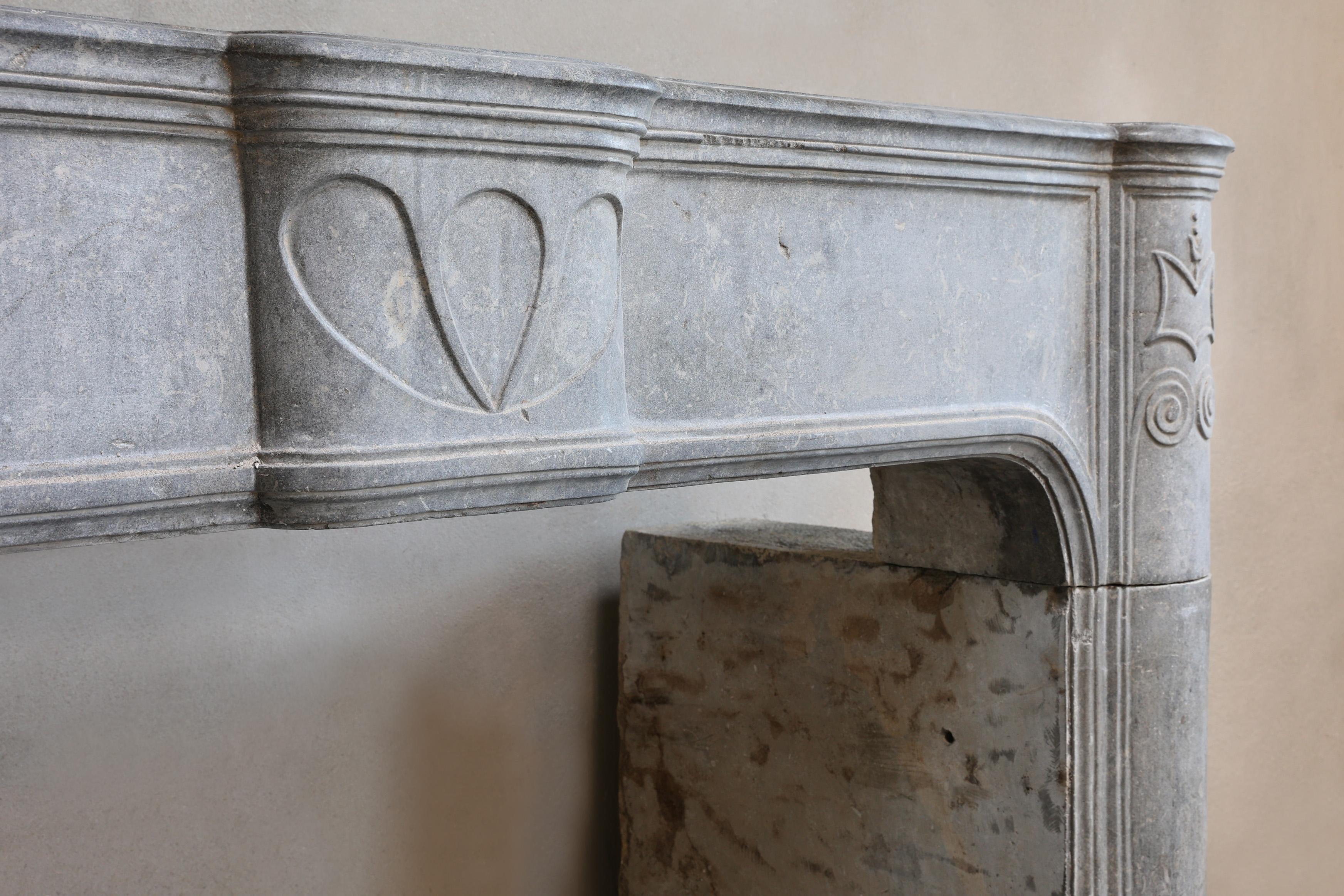 Francese Camino antico in pietra di marmo grigia in vendita