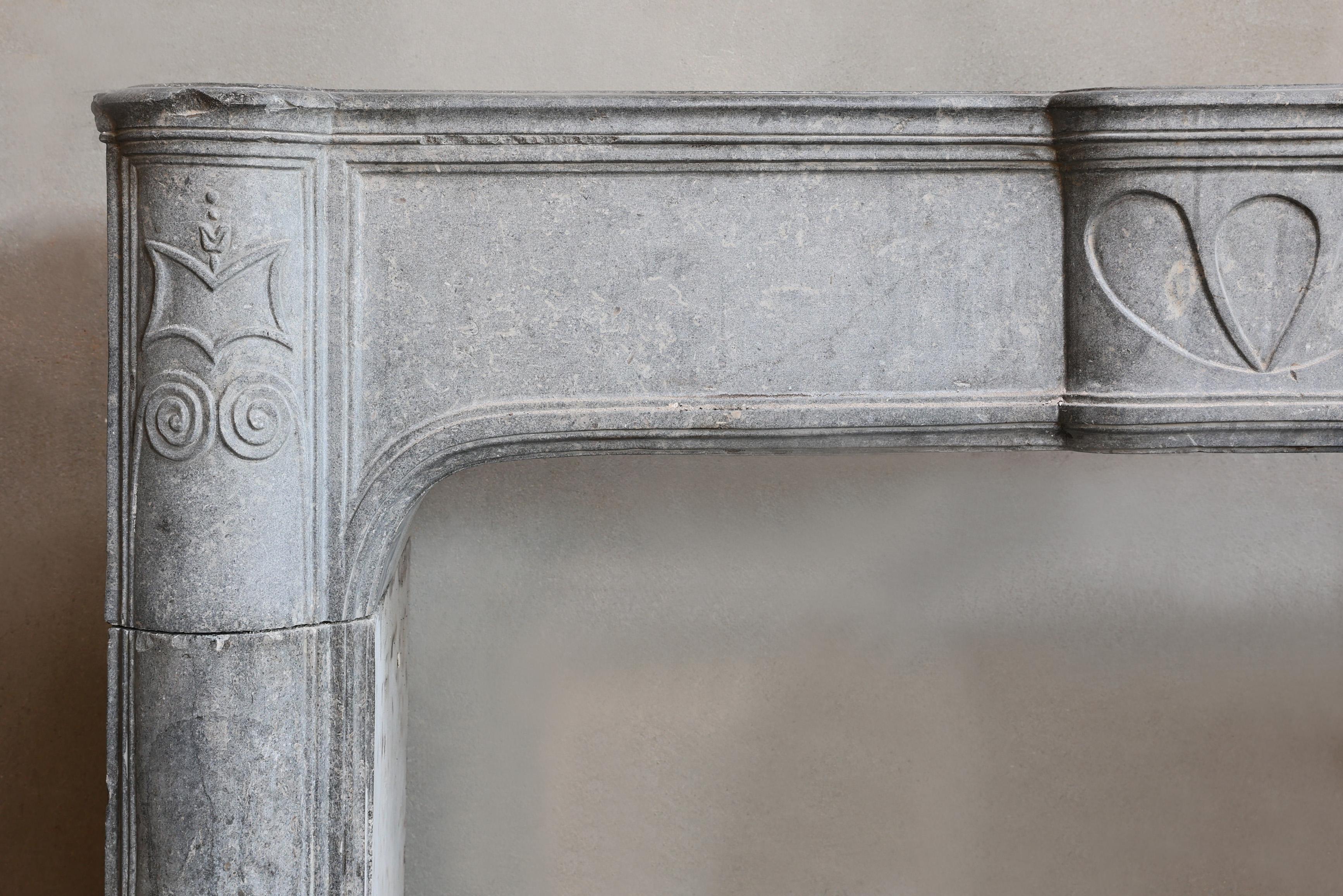 Camino antico in pietra di marmo grigia In condizioni buone in vendita a Made, NL