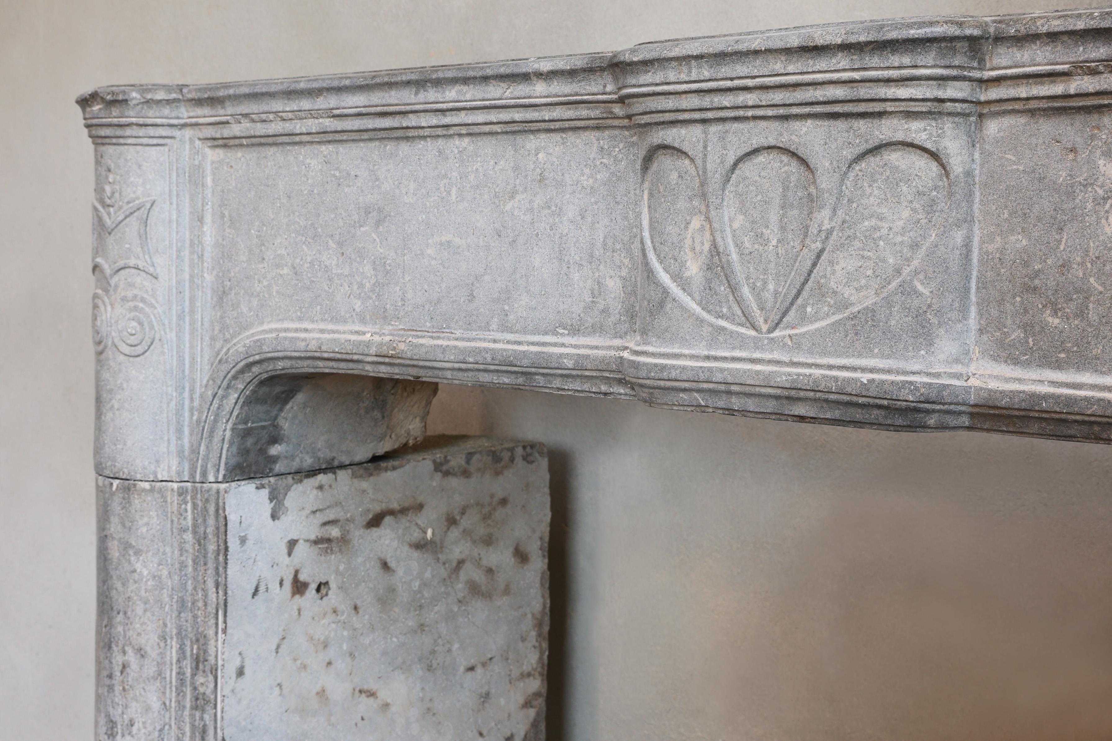 XIX secolo Camino antico in pietra di marmo grigia in vendita