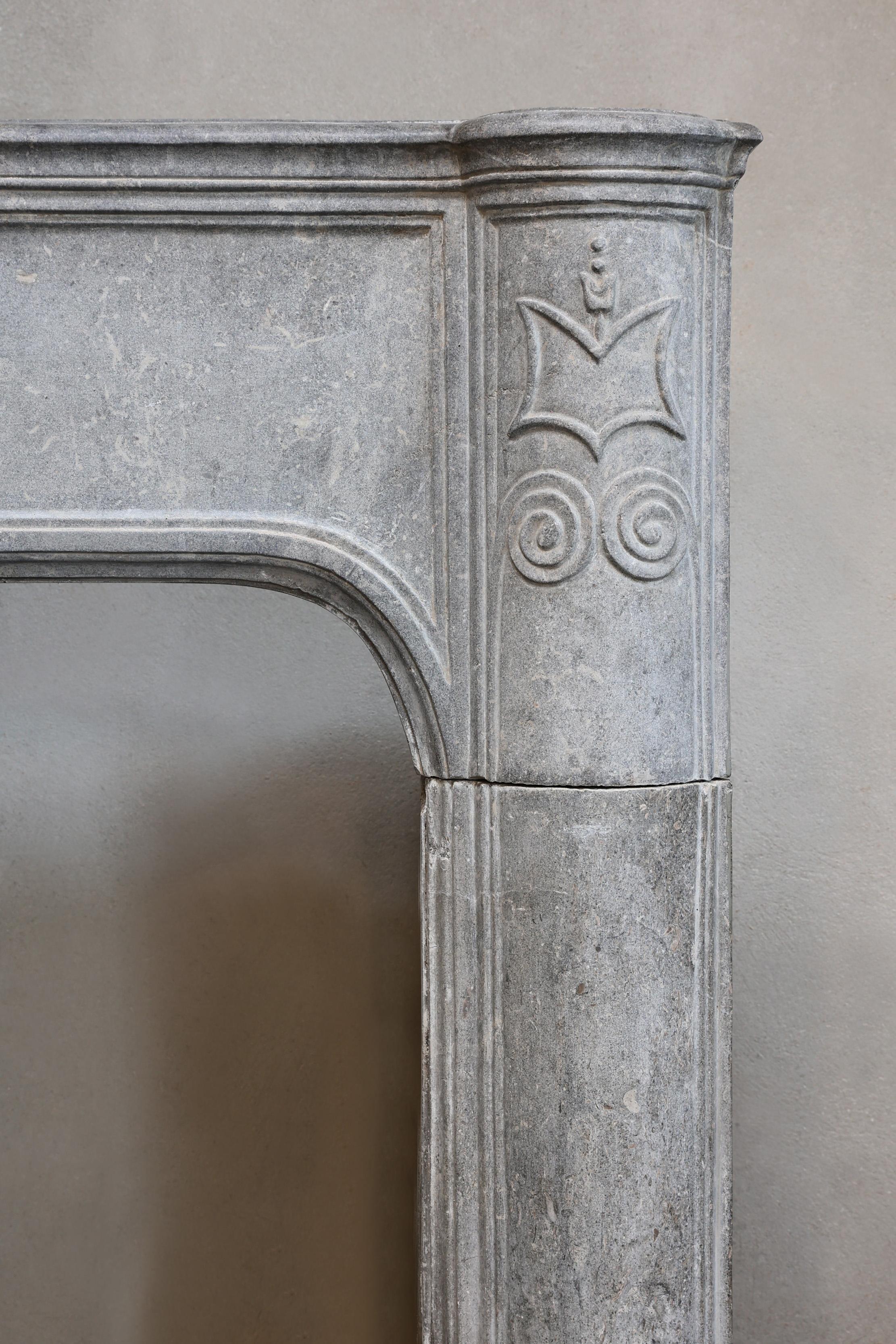 Marmo Camino antico in pietra di marmo grigia in vendita