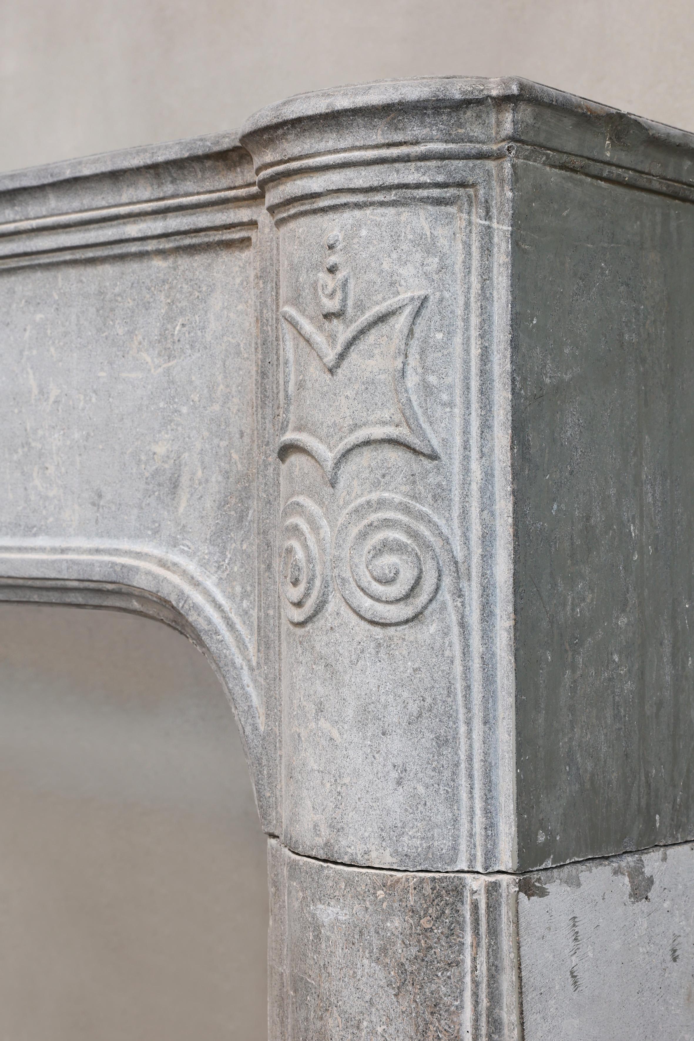 Camino antico in pietra di marmo grigia in vendita 1