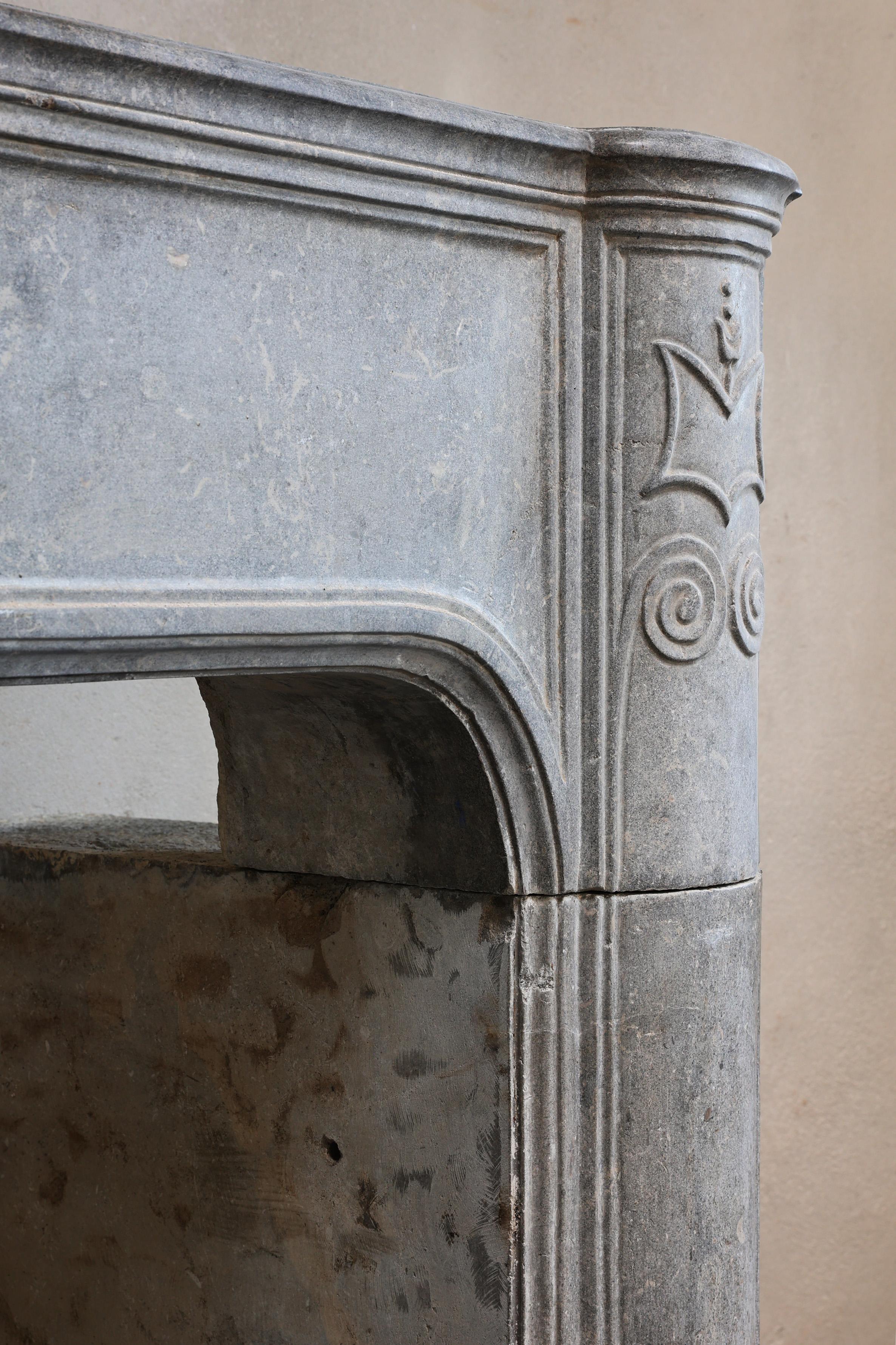 Camino antico in pietra di marmo grigia in vendita 2