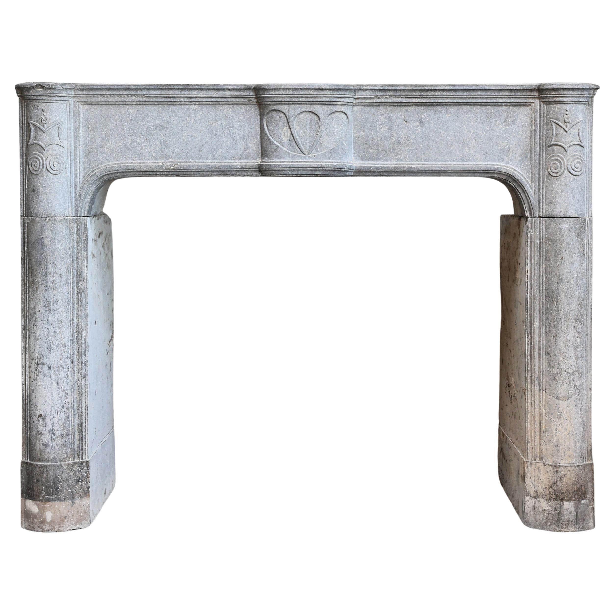 Camino antico in pietra di marmo grigia