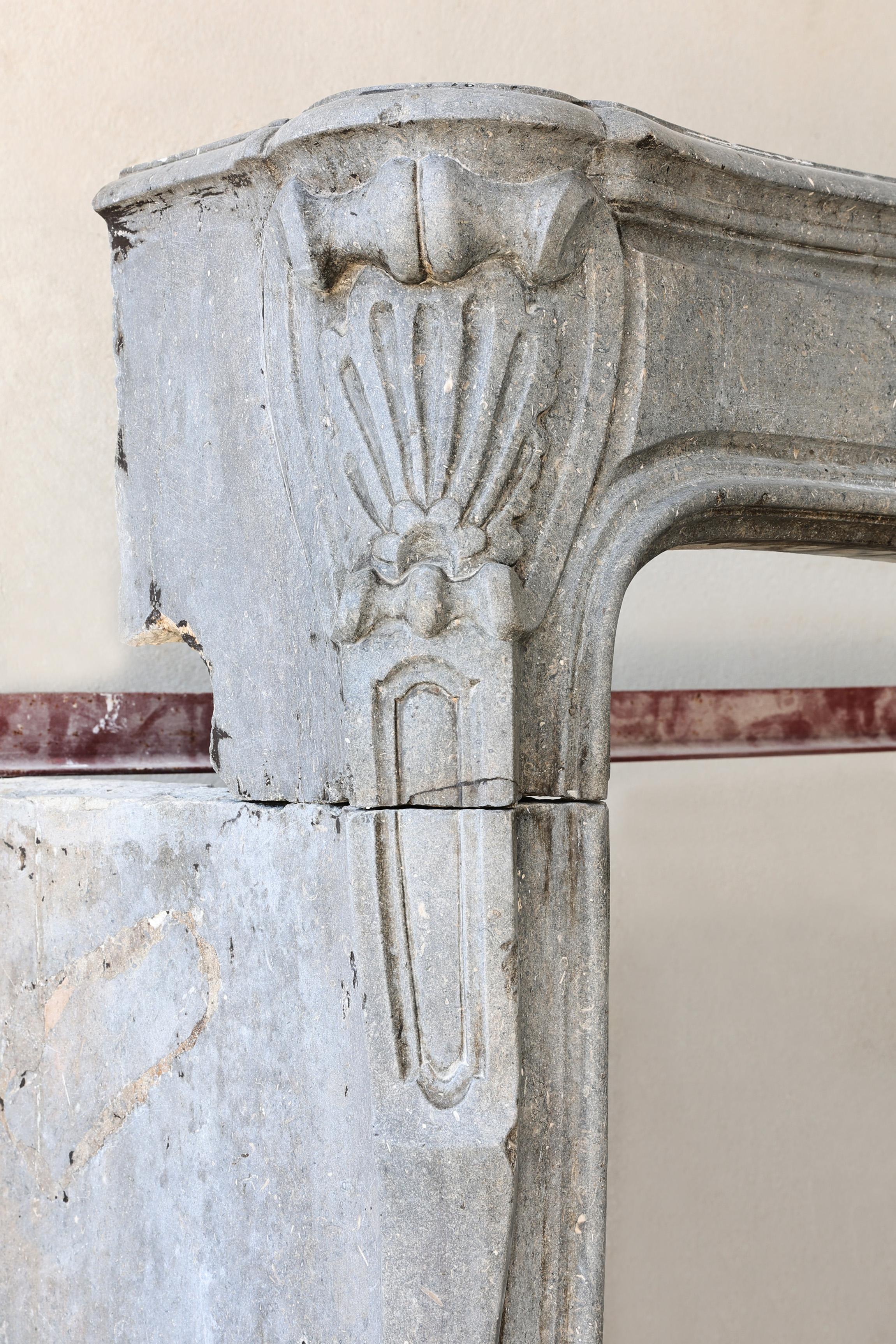 Cheminée ancienne en pierre marbrière grise du 19ème siècle, style Louis XV en vente 5