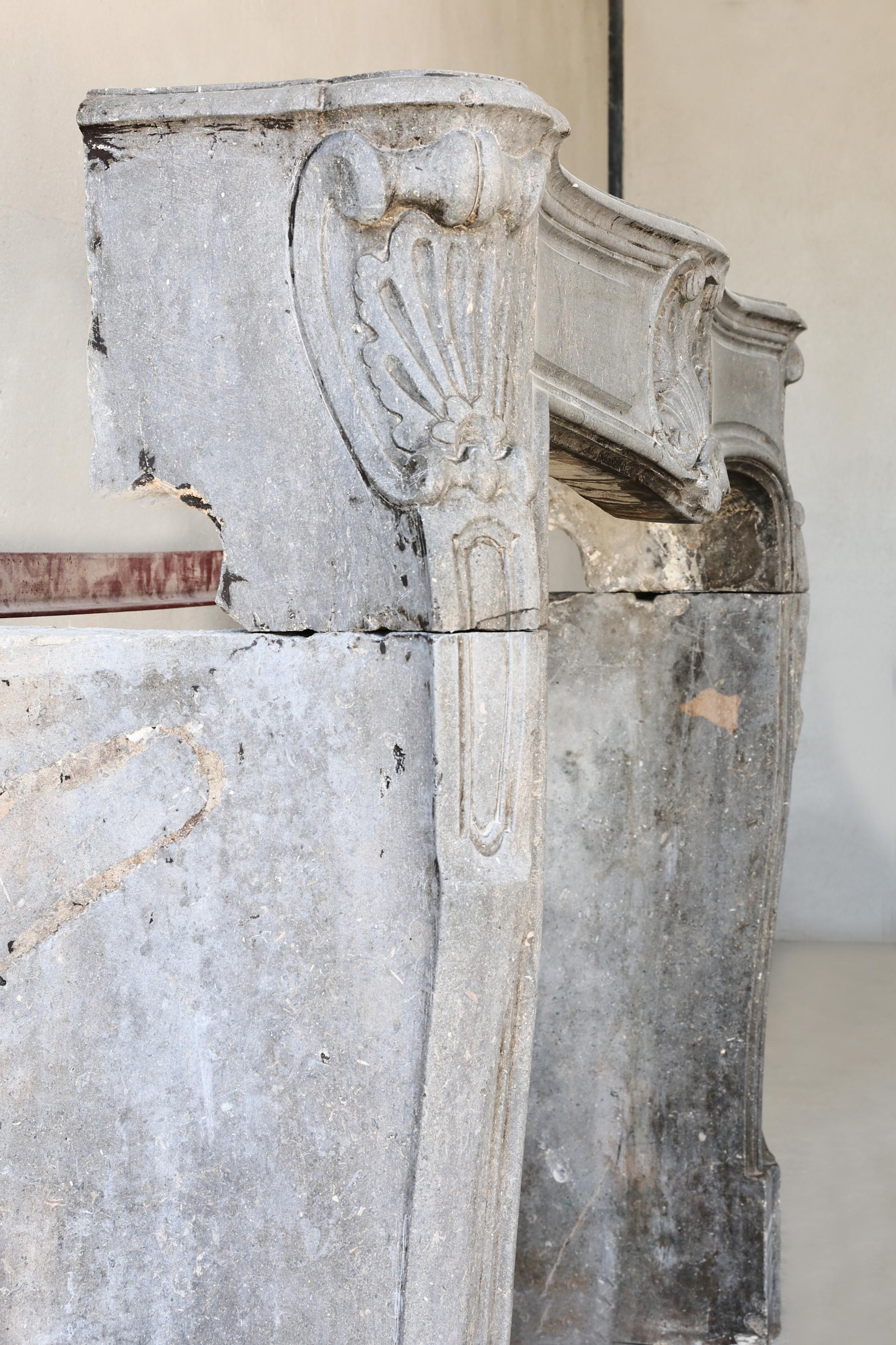 Cheminée ancienne en pierre marbrière grise du 19ème siècle, style Louis XV en vente 6