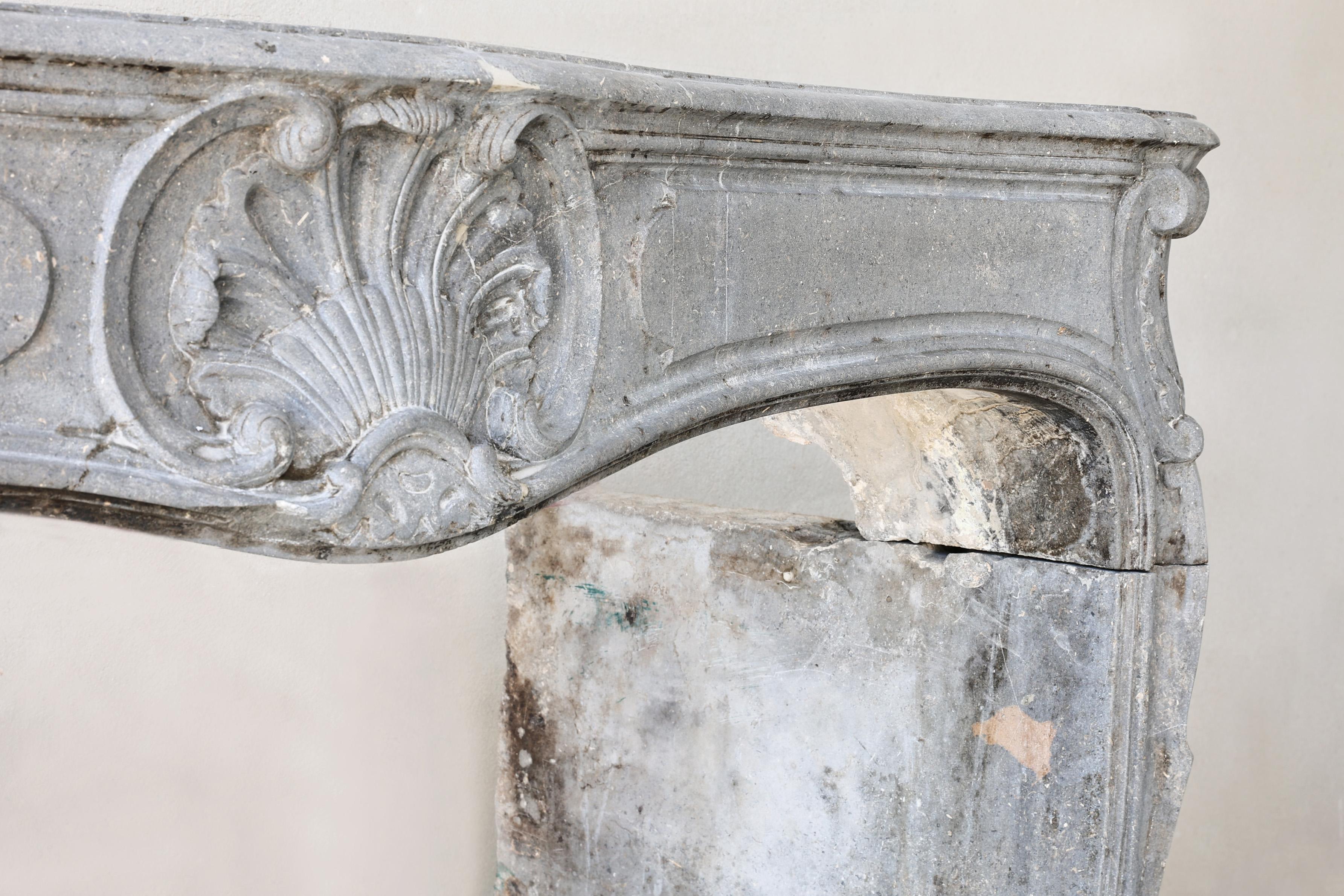 Cheminée ancienne en pierre marbrière grise du 19ème siècle, style Louis XV Bon état - En vente à Made, NL