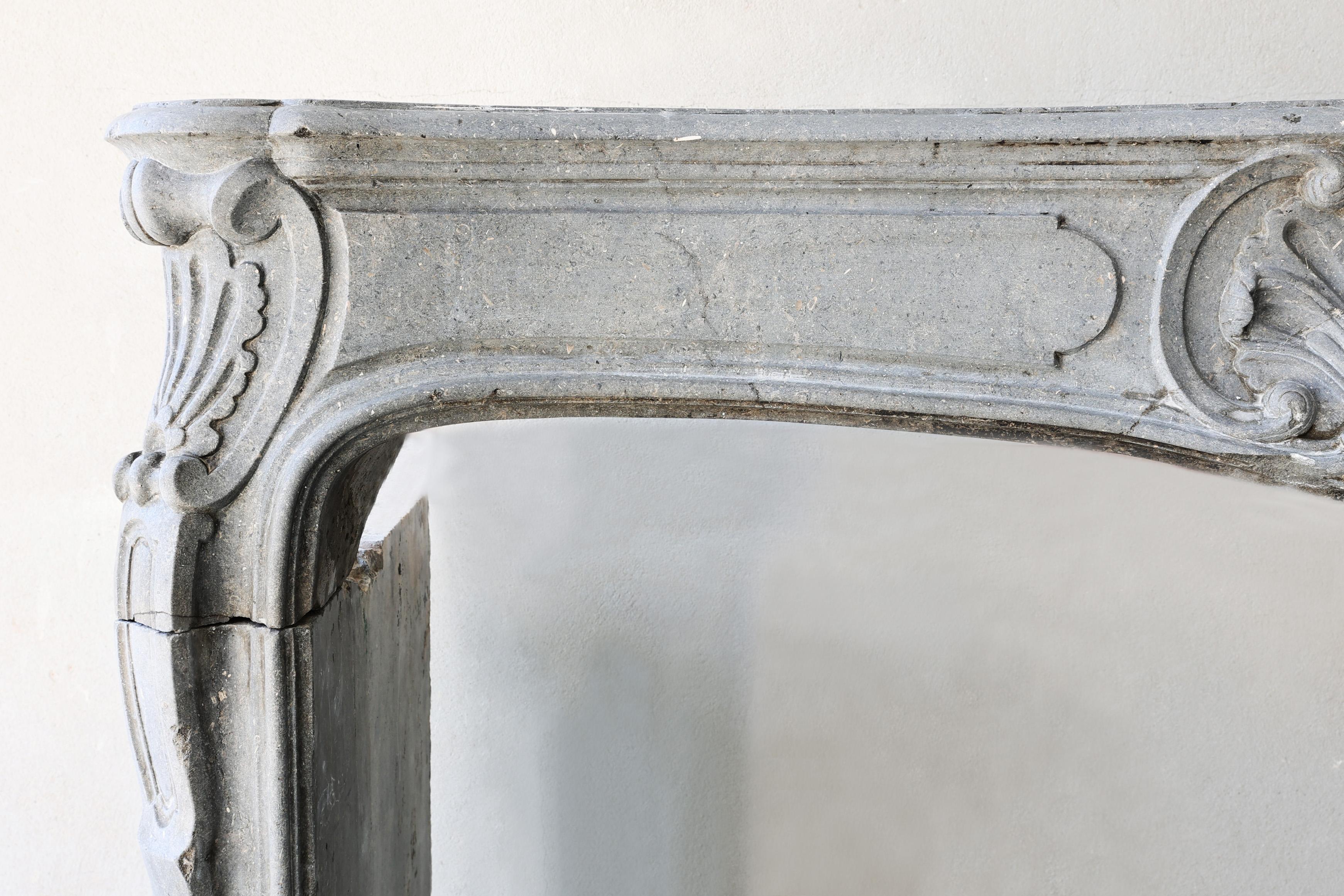 XIXe siècle Cheminée ancienne en pierre marbrière grise du 19ème siècle, style Louis XV en vente