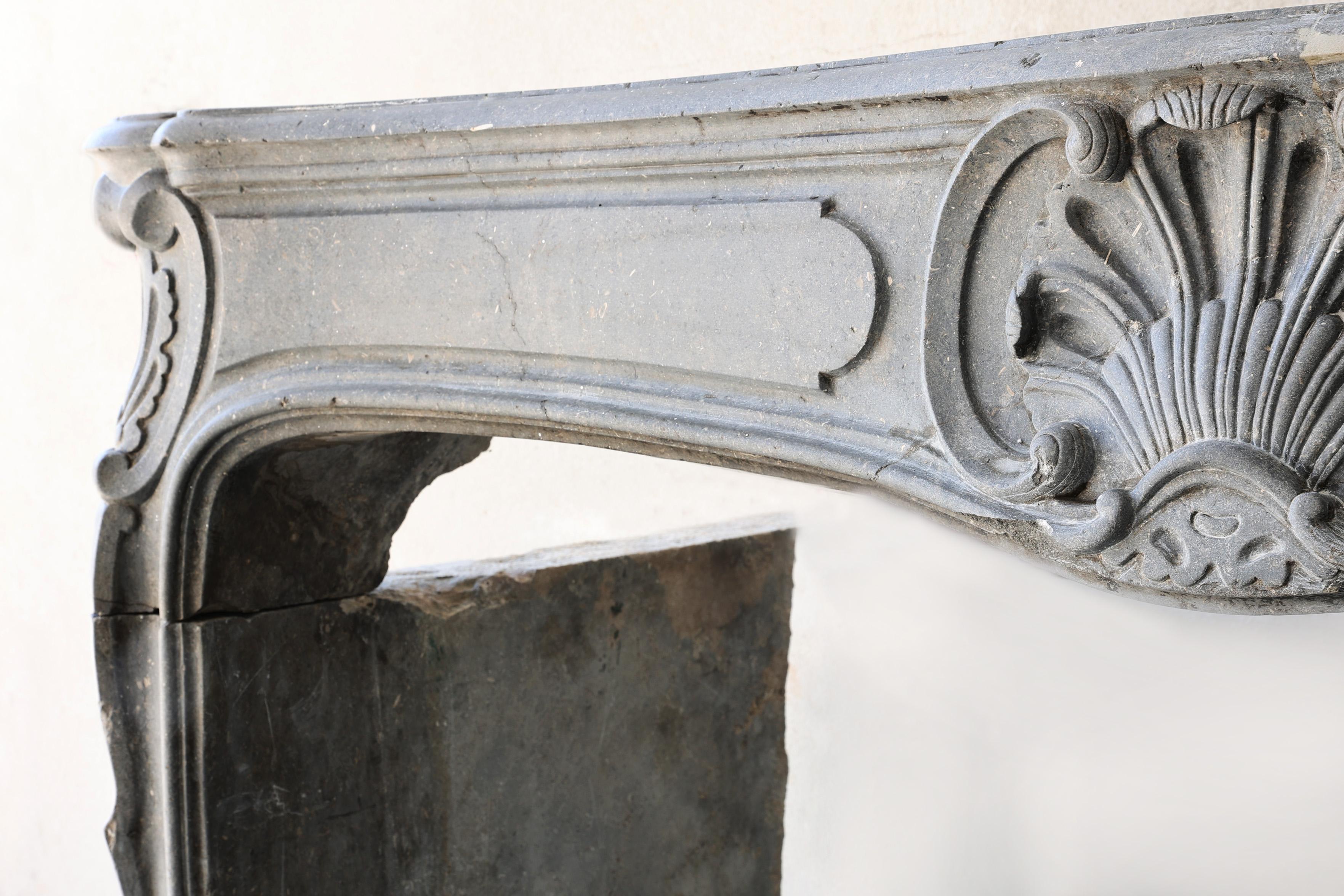 Autre Cheminée ancienne en pierre marbrière grise du 19ème siècle, style Louis XV en vente