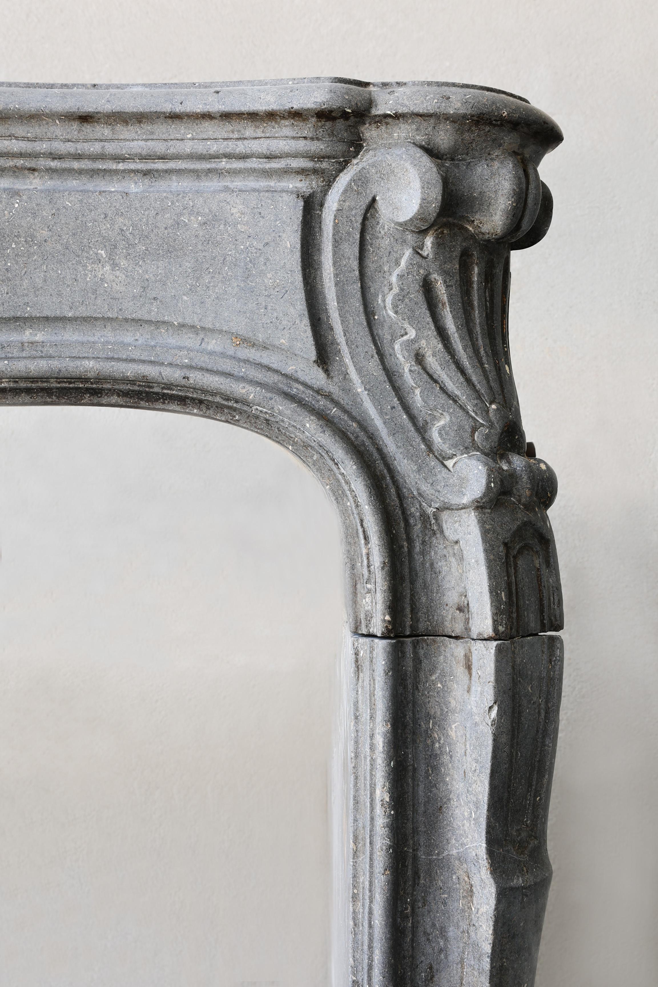 Cheminée ancienne en pierre marbrière grise du 19ème siècle, style Louis XV en vente 1