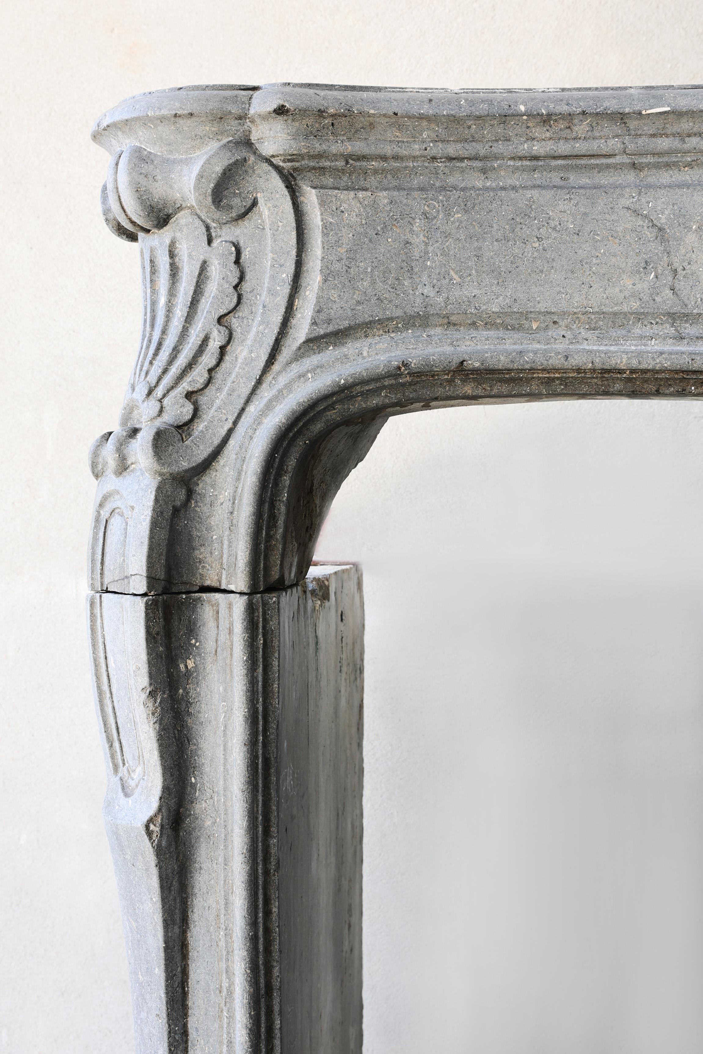 Cheminée ancienne en pierre marbrière grise du 19ème siècle, style Louis XV en vente 3