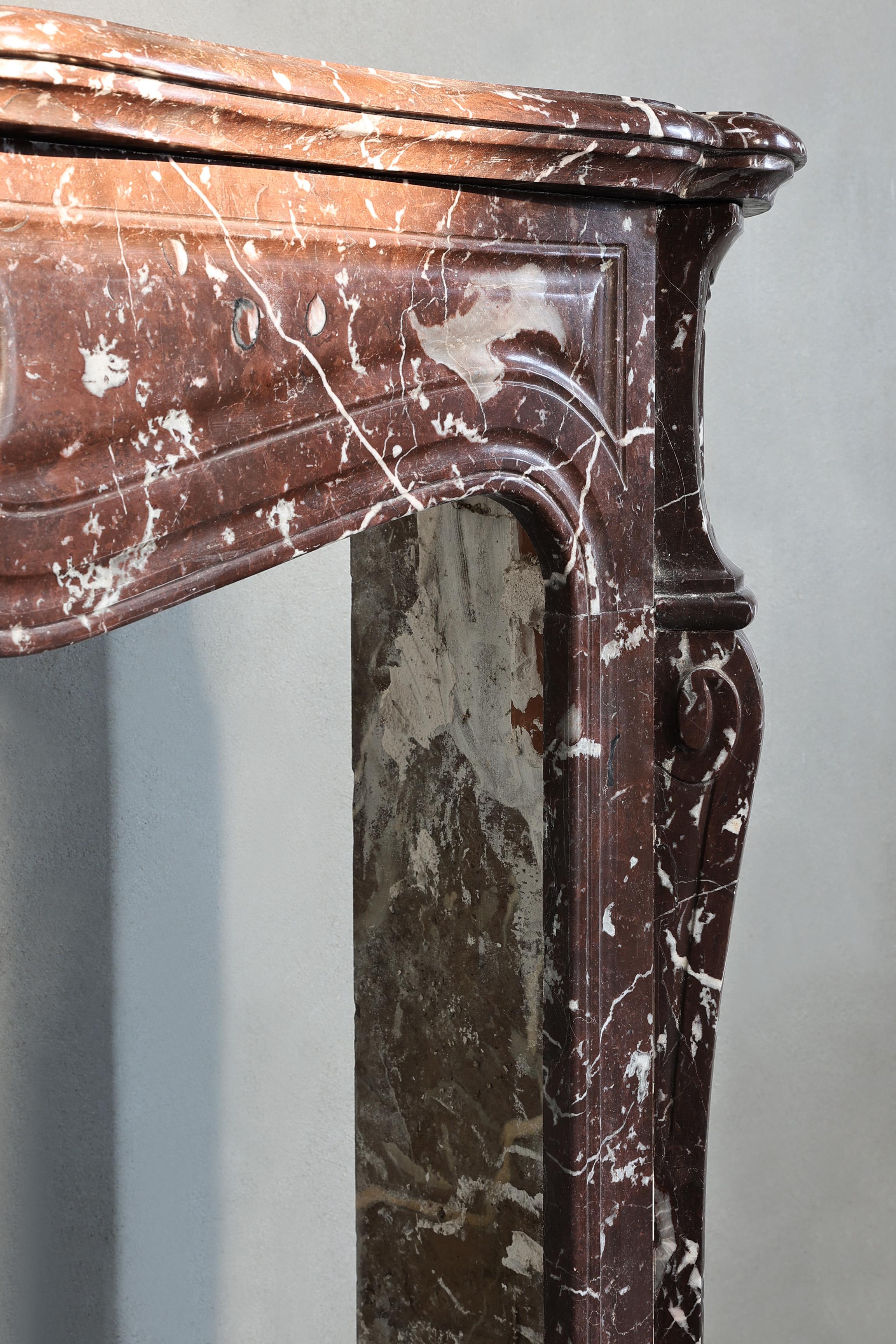 Antique fireplace of Griotte Rouge marble form the 19th century For Sale 2