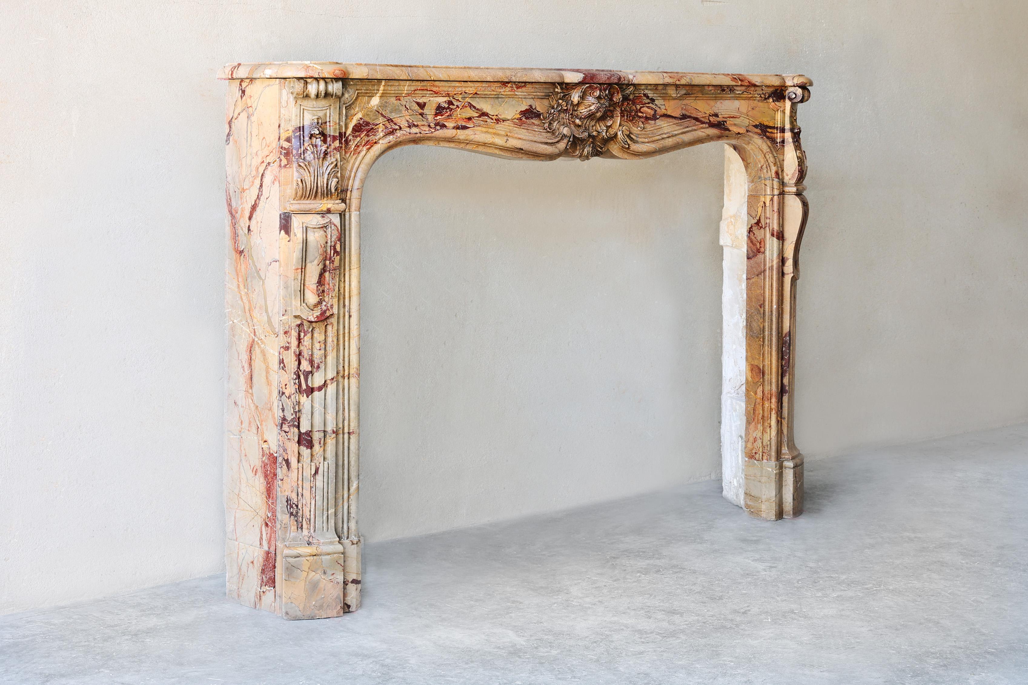 Antico camino in marmo Sarrancolin del XIX secolo

Scopri l'eleganza senza tempo di questo caminetto francese del XIX secolo, sapientemente realizzato con il raro marmo Sarrancolin. Con una larghezza di 153 cm e un'altezza di 107 cm (circa 60