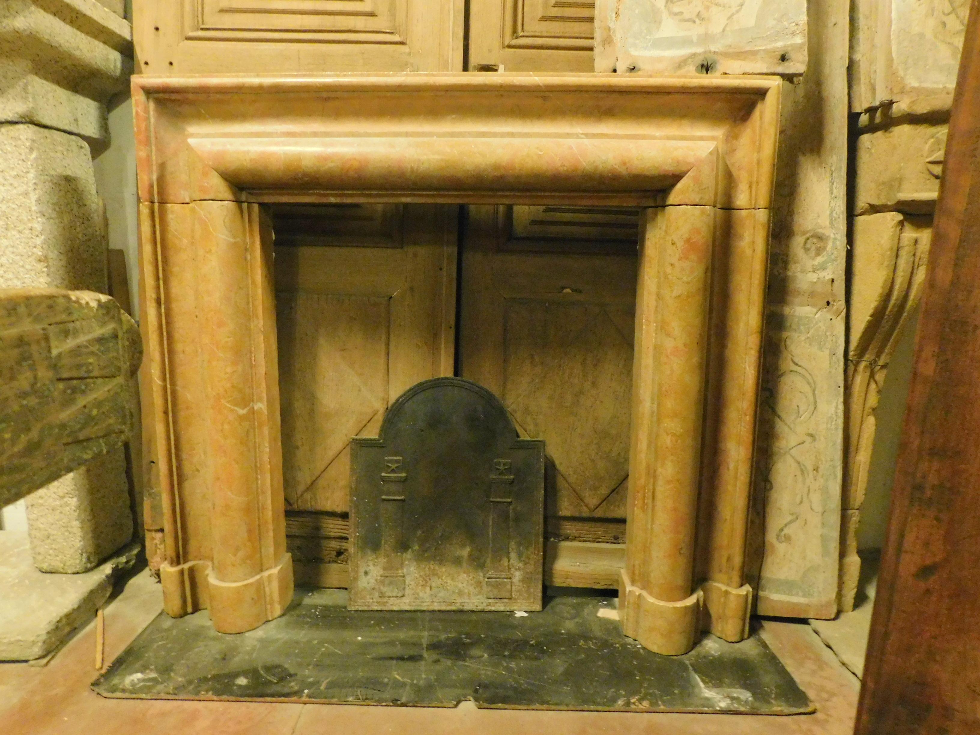Antique fireplace in the style of Salvator Rosa (known painter of the '600 who framed his works with this mill) in refined peach marble, orange and beige, very warm color and linear shape, for a fireplace that adapts to all interiors even the most