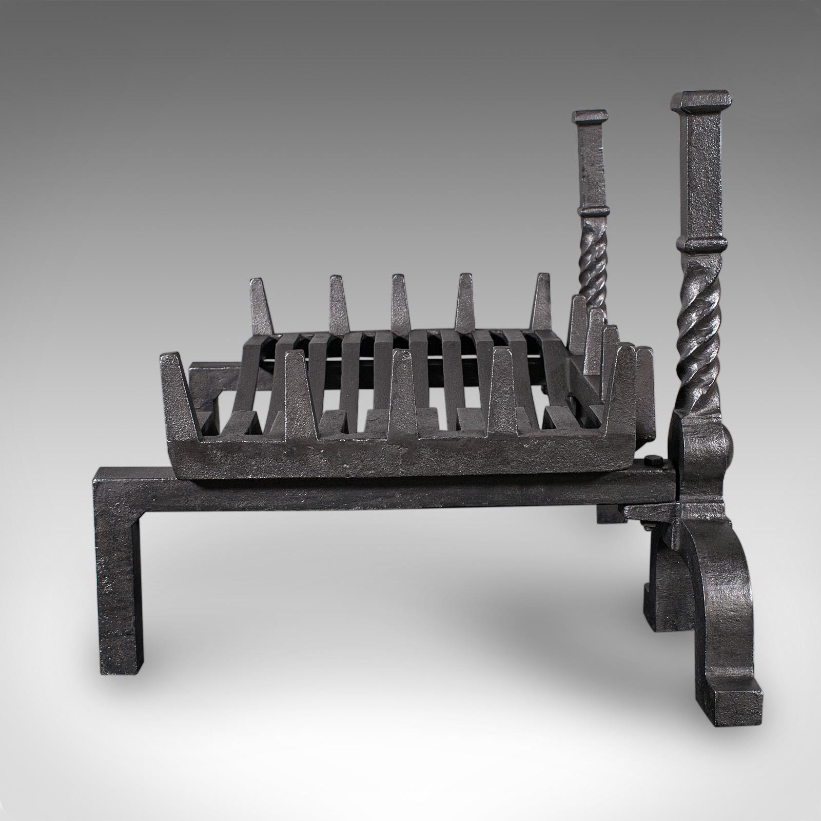 Antiguo juego de chimenea, fundición inglesa, cesta de fuego, morillos, eduardiano, 1910 Eduardiano en venta
