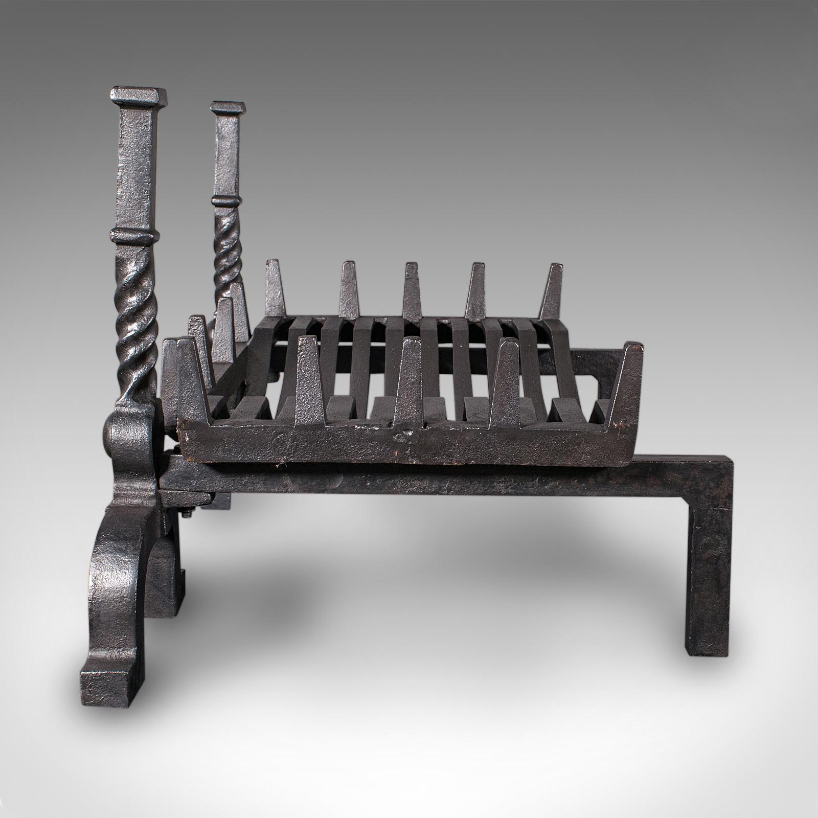 Antiguo juego de chimenea, fundición inglesa, cesta de fuego, morillos, eduardiano, 1910 en Bueno estado para la venta en Hele, Devon, GB