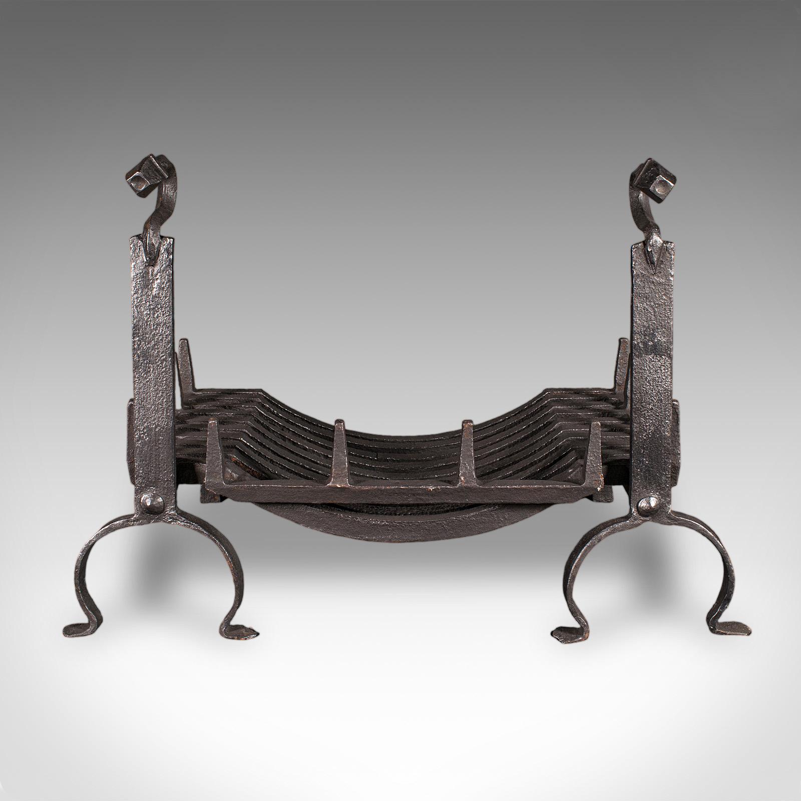 Si tratta di un antico set da caminetto. Un ensemble di cestini da fuoco e androni in ferro battuto inglese, risalente al tardo periodo vittoriano, circa 1900. Una composizione da caminetto attraente e sostanziosa, con una tonalità accattivante e