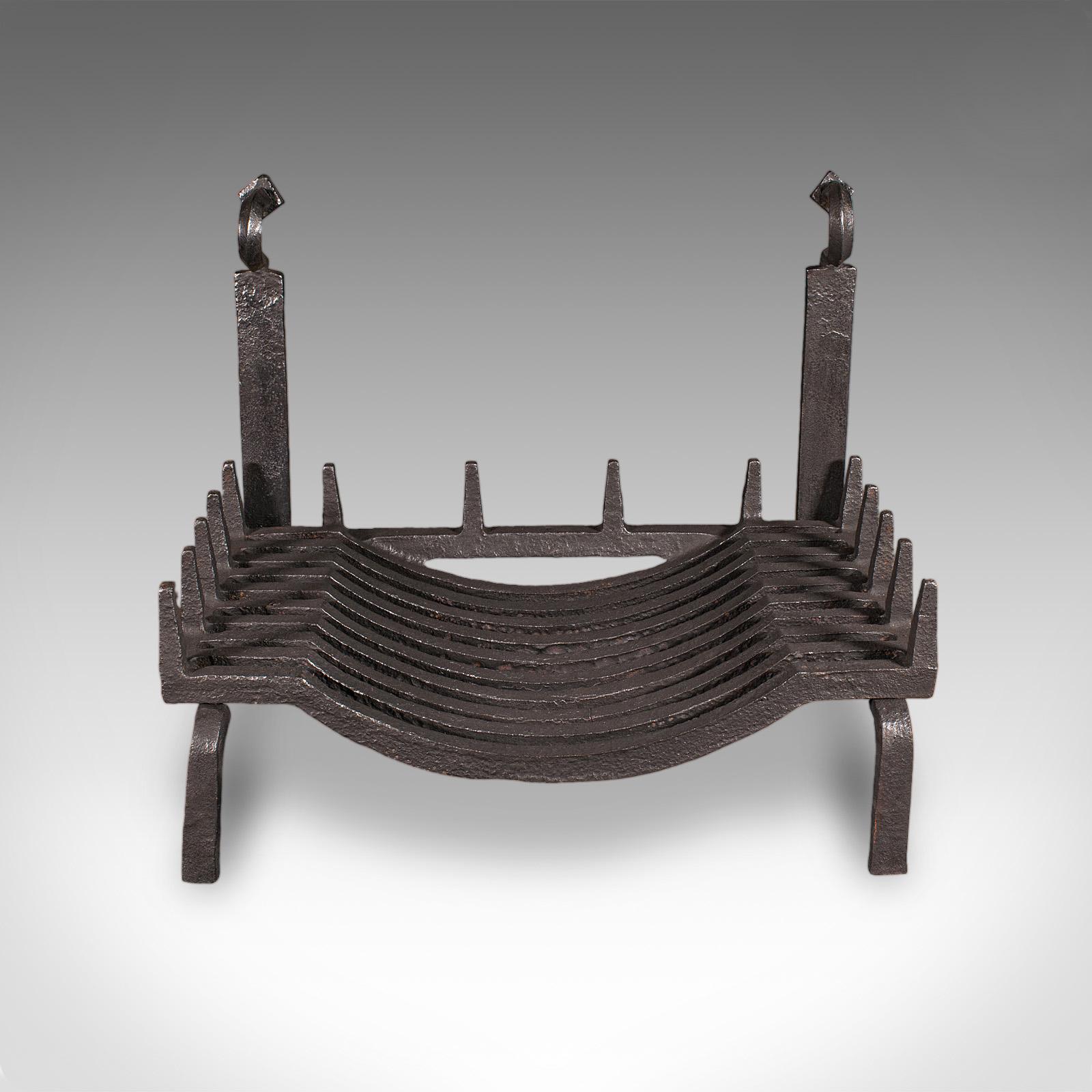 Britannico Set da camino antico, inglese, ferro battuto, cesto da fuoco, androni, vittoriano in vendita