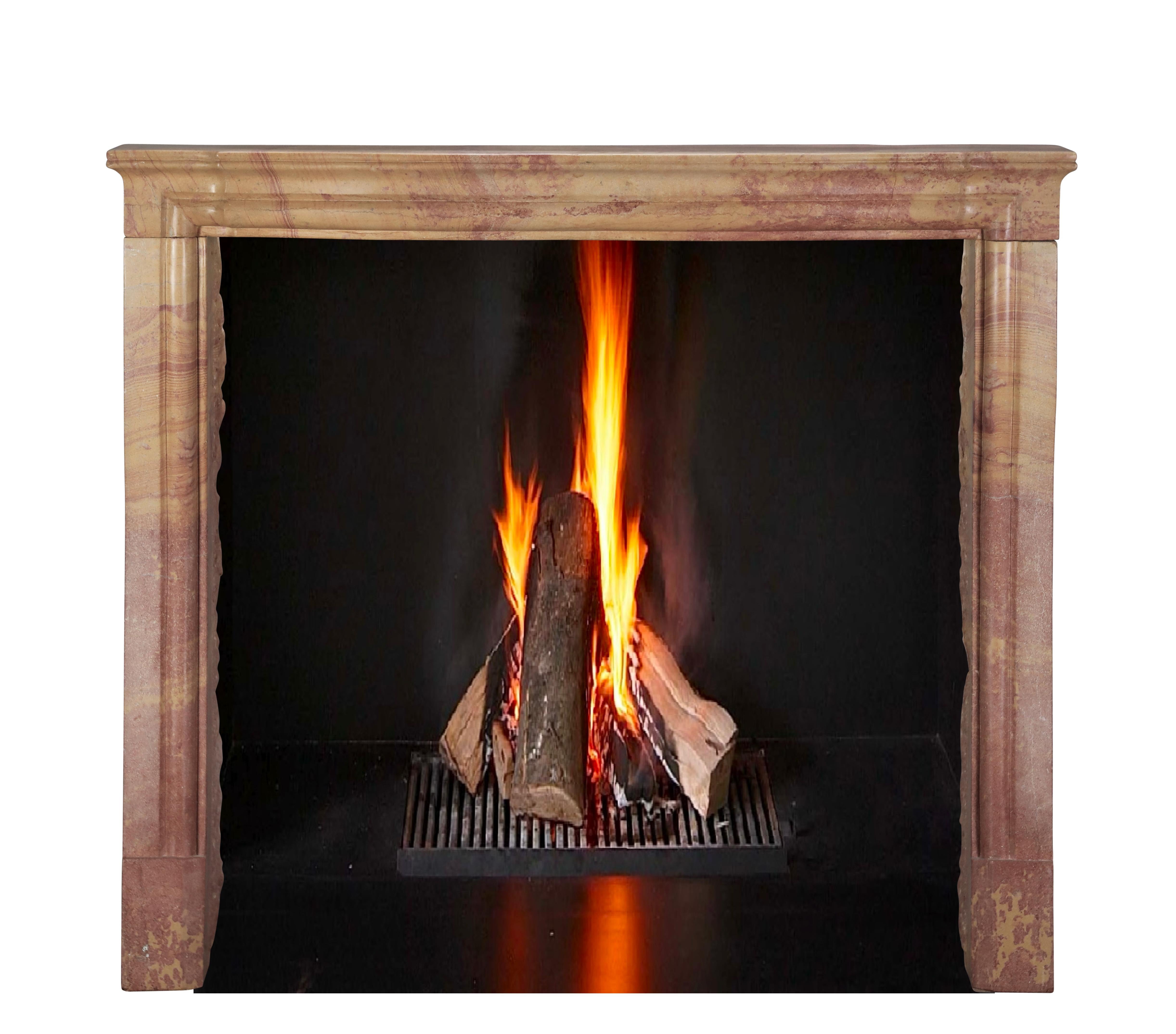 Entorno de chimenea antiguo de piedra. Esta colorida chimenea fue recuperada de una casa de estilo rural francés en Dijon. La capital de Borgoña. 
Entorno de chimenea pequeño, intemporal y único para diseñar una decoración auténtica y atemporal en