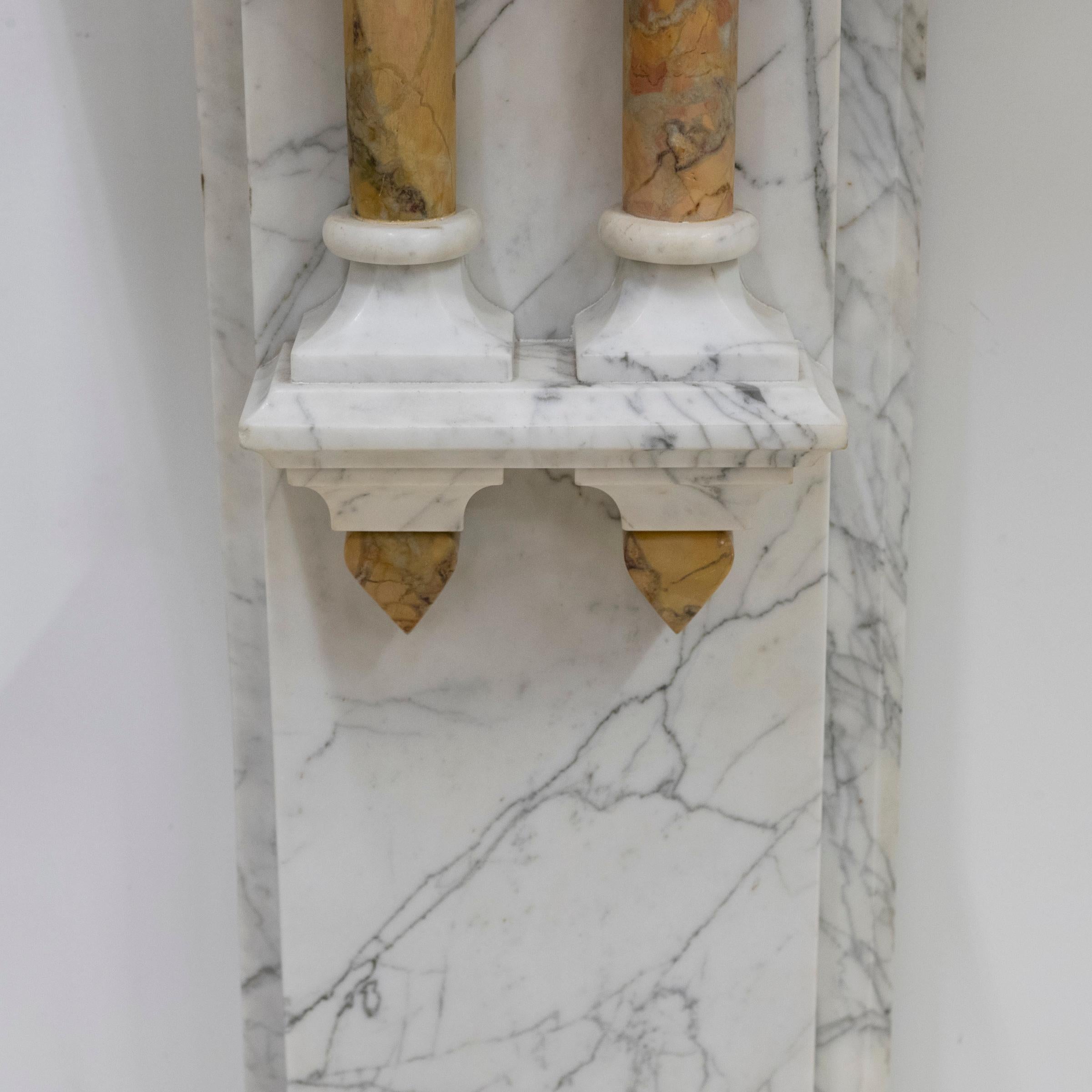 Entorno de Chimenea Antiguo con Columnas de Mármol Siena siglo XIX en venta
