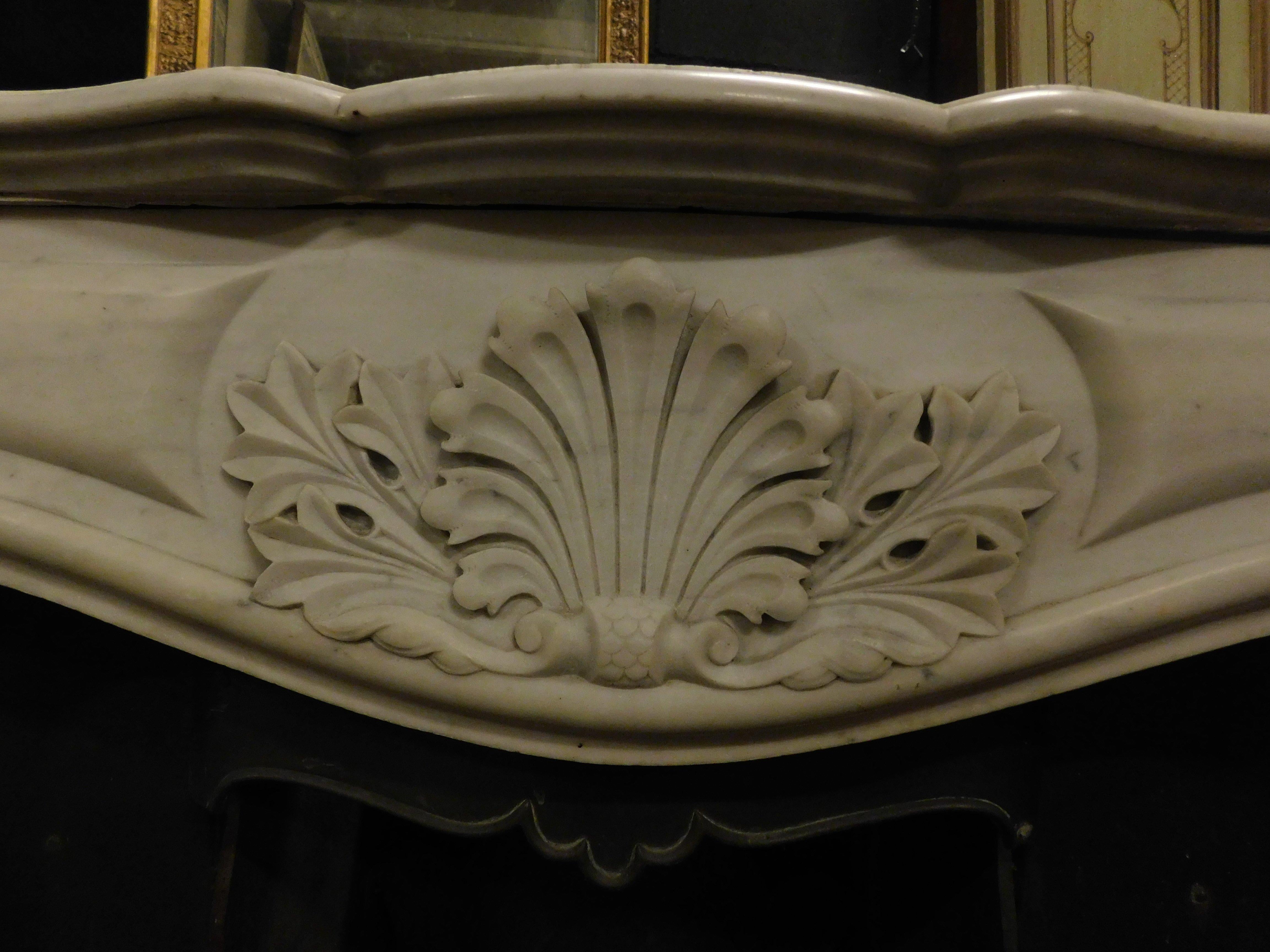 Antique Fireplace White Carrara Marble, Carved Acanthus Leaves, '700 France In Good Condition In Cuneo, Italy (CN)