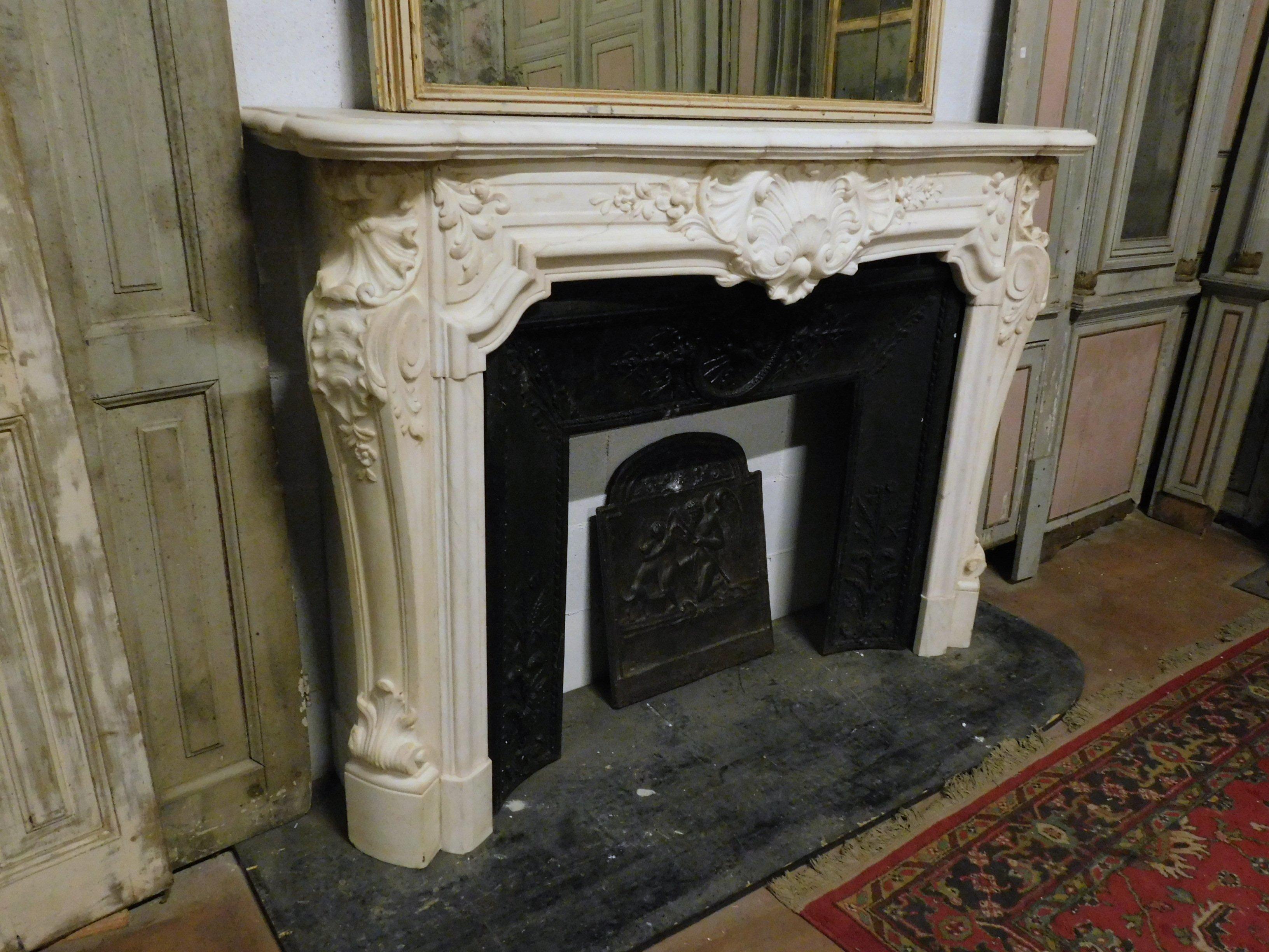 Antique Fireplace White Statuary Marble of Carrara, Richly Carved, 1800, Italy In Good Condition For Sale In Cuneo, Italy (CN)