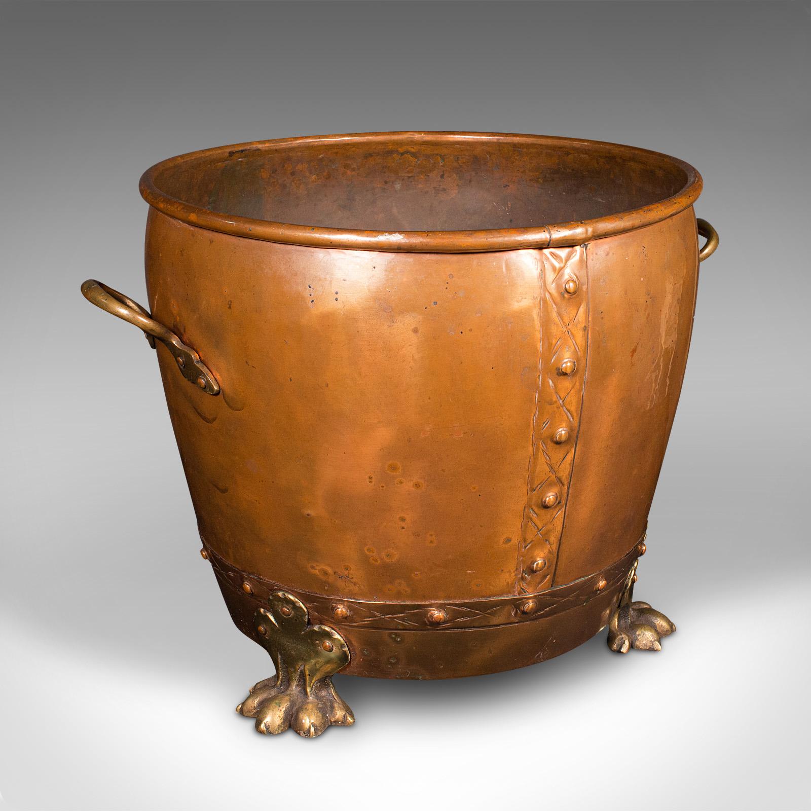 This is an antique fireside bin. An English, copper and brass coal or log bucket with lid, dating to the late Victorian period, circa 1880.

Attractive Victorian fireplace bin with appealing finish
Displays a desirable aged patina in good