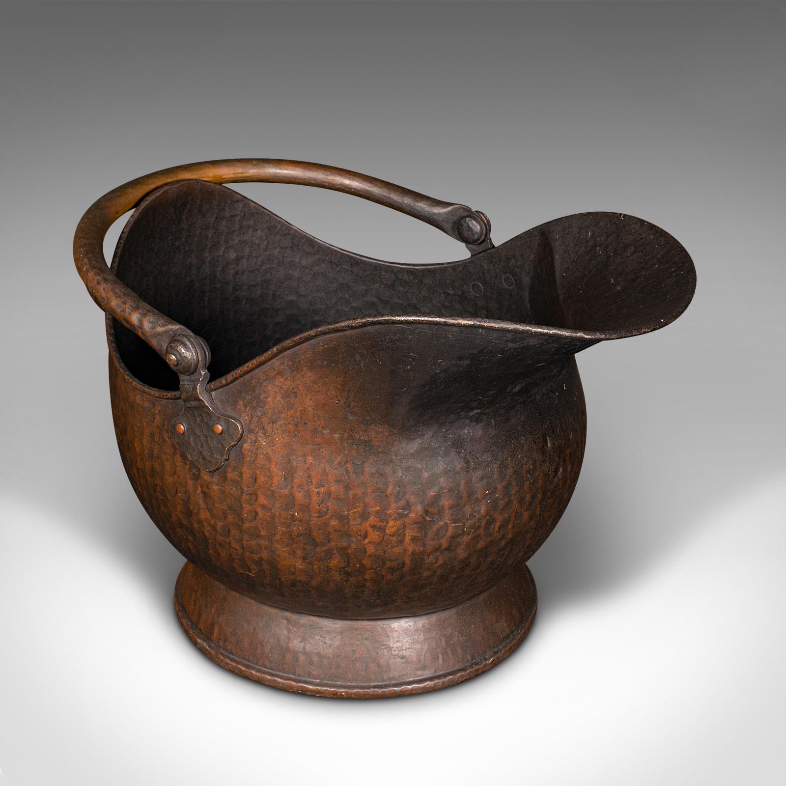 
Dies ist eine antike Kaminhelmkiste. Ein englischer, kupferner Kohle- und Brennstoffspeicher aus der frühen viktorianischen Periode, um 1850.

Wunderschönes handgeschlagenes Schiffchen, eine Zierde für einen viktorianischen Kamin
Displaying eine
