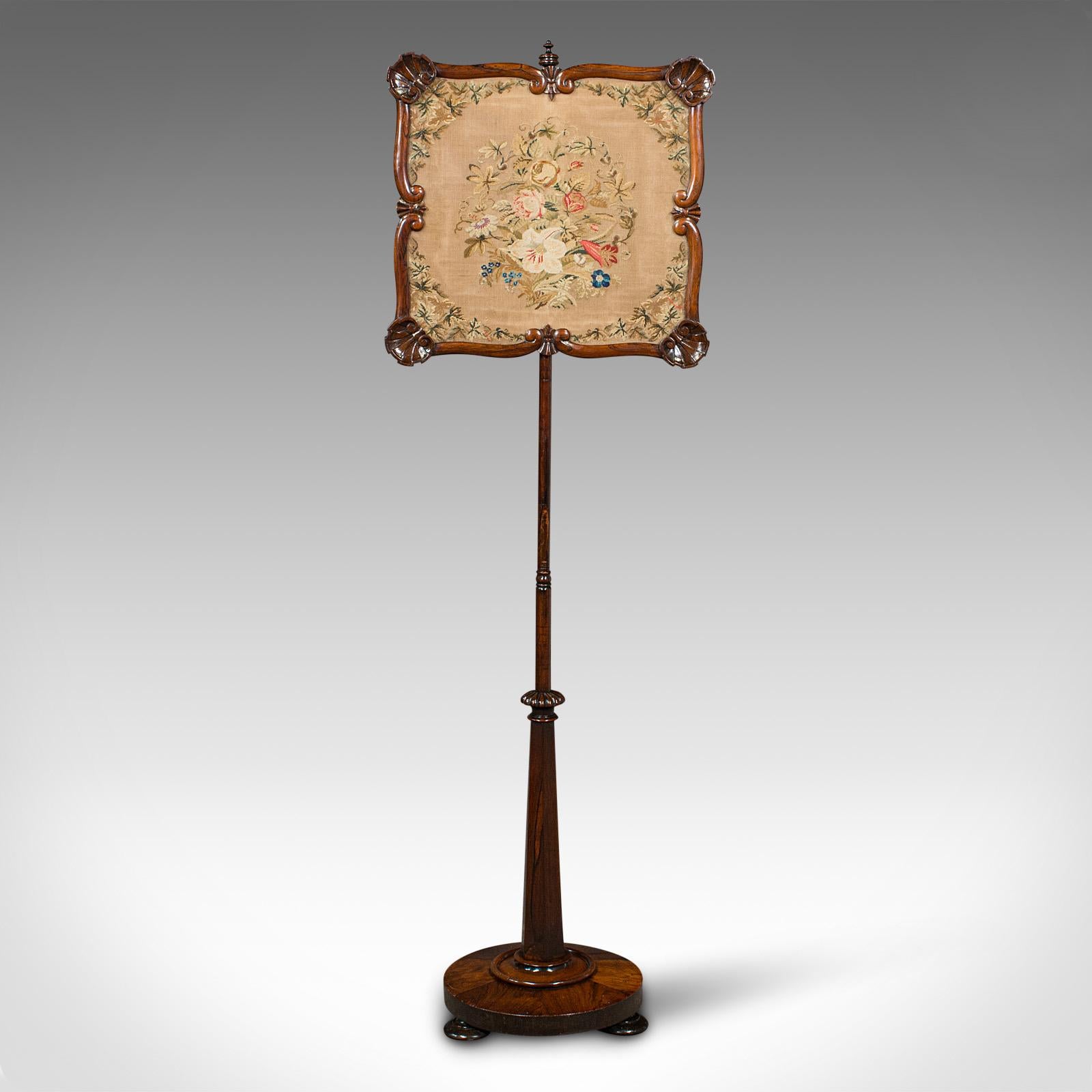 Si tratta di un antico paravento per caminetto. Uno scudo regolabile inglese, in legno di palissandro e tappezzeria ad ago, risalente al periodo della Reggenza, circa 1820.

Superba fattura Regency, decorazione ideale per il caminetto
Presenta