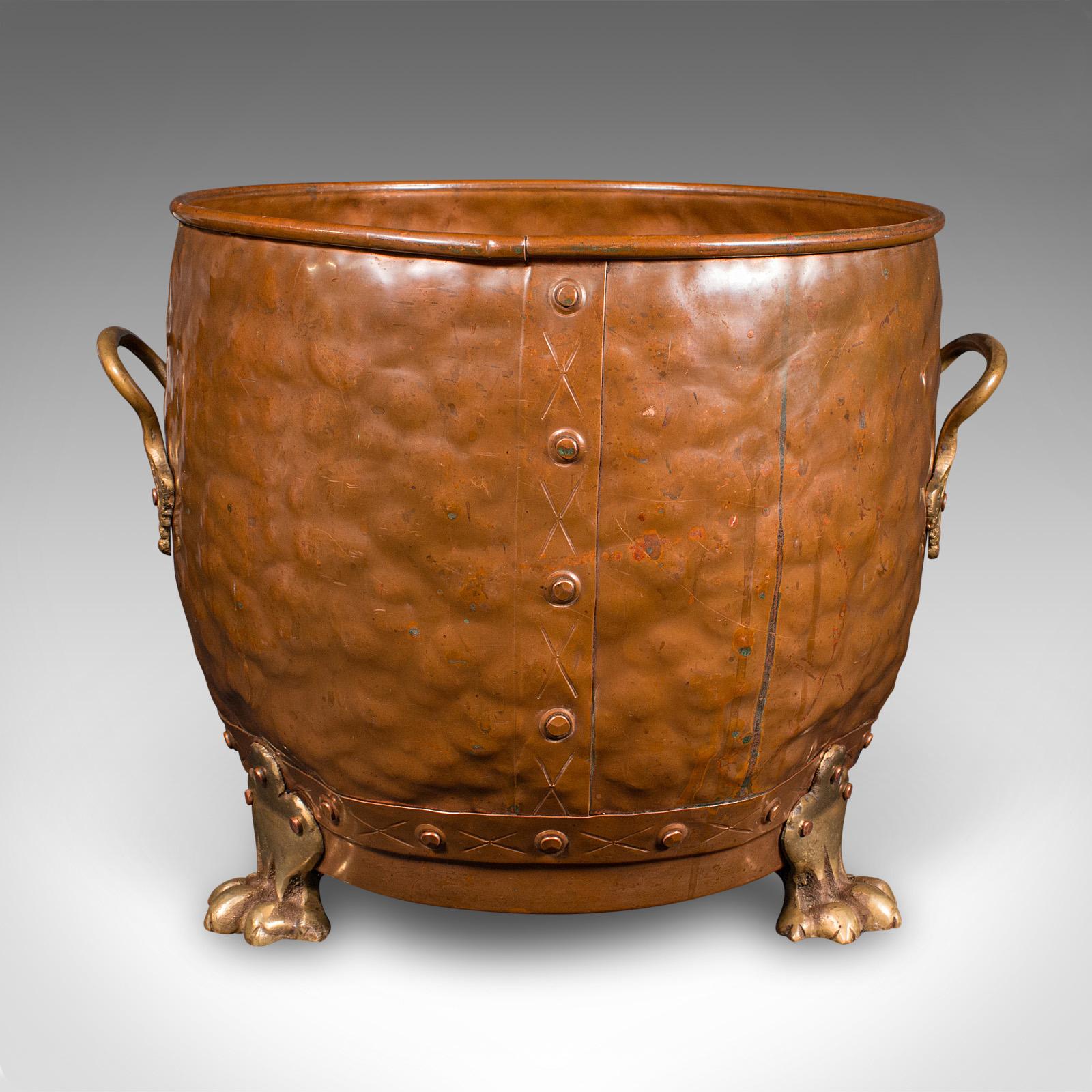 Si tratta di un negozio di antiquariato di Fireside Antiques. Un cestino per il carbone o per i tronchi in rame e ottone, inglese, battuto a mano, risalente al tardo periodo vittoriano, circa 1900.

Un mobile da caminetto deliziosamente realizzato a