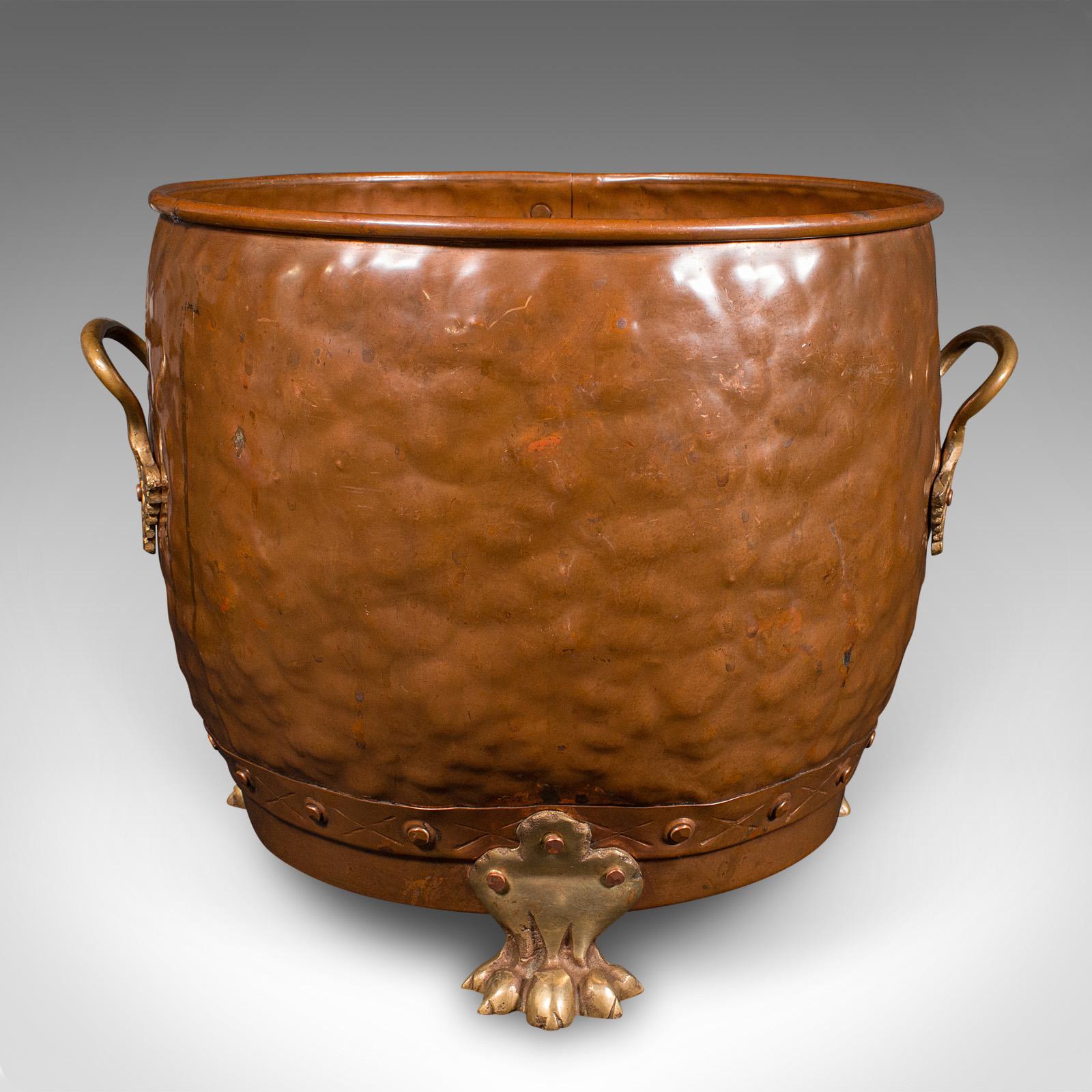 Britannico Fireside Antiques, inglese, rame battuto a mano, bidone del carbone, vittoriano, C.C. in vendita