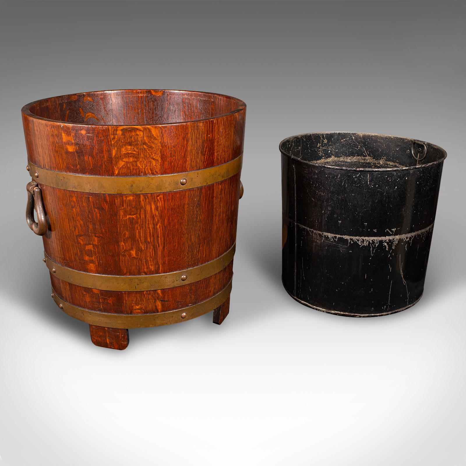 Si tratta di un affascinante secchio da fuoco dei primi del Novecento, che mostra la tradizionale lavorazione inglese e materiali pregiati, circa 1920. Questo antico deposito per il caminetto è pratico e decorativo al tempo stesso, ideale per