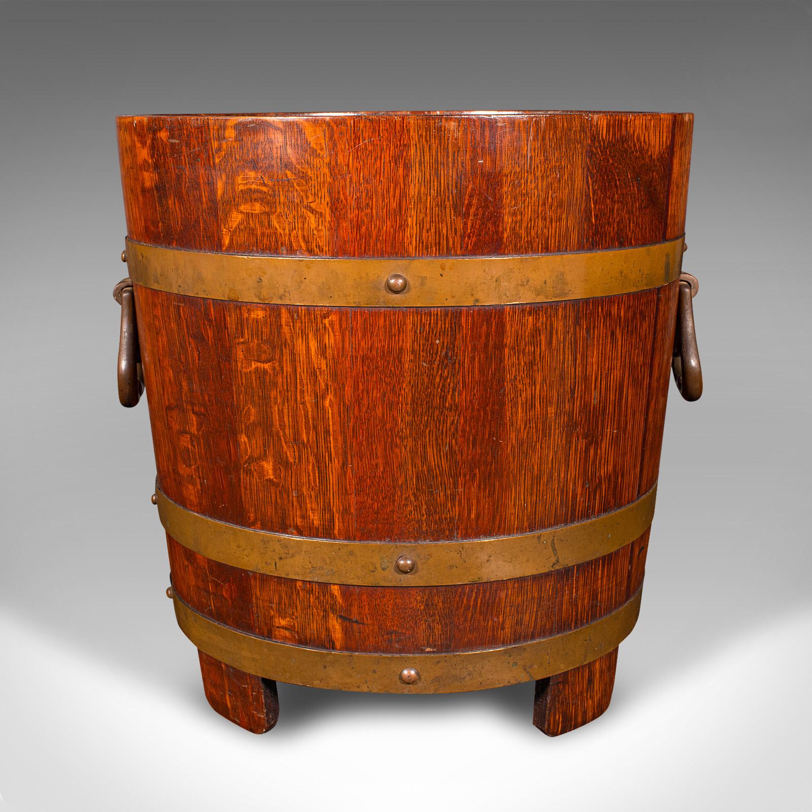 Arts and Crafts Fireside Antiques, inglese, Oak, secchio per il fuoco a coppa, bidone per il carbone, CIRCA 1920 in vendita