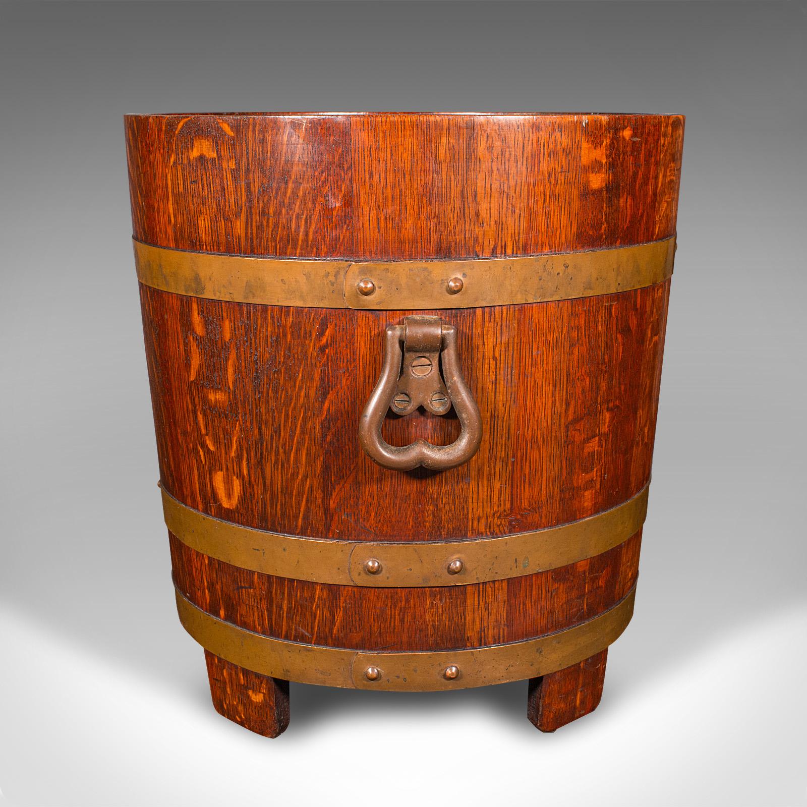 Britannico Fireside Antiques, inglese, Oak, secchio per il fuoco a coppa, bidone per il carbone, CIRCA 1920 in vendita