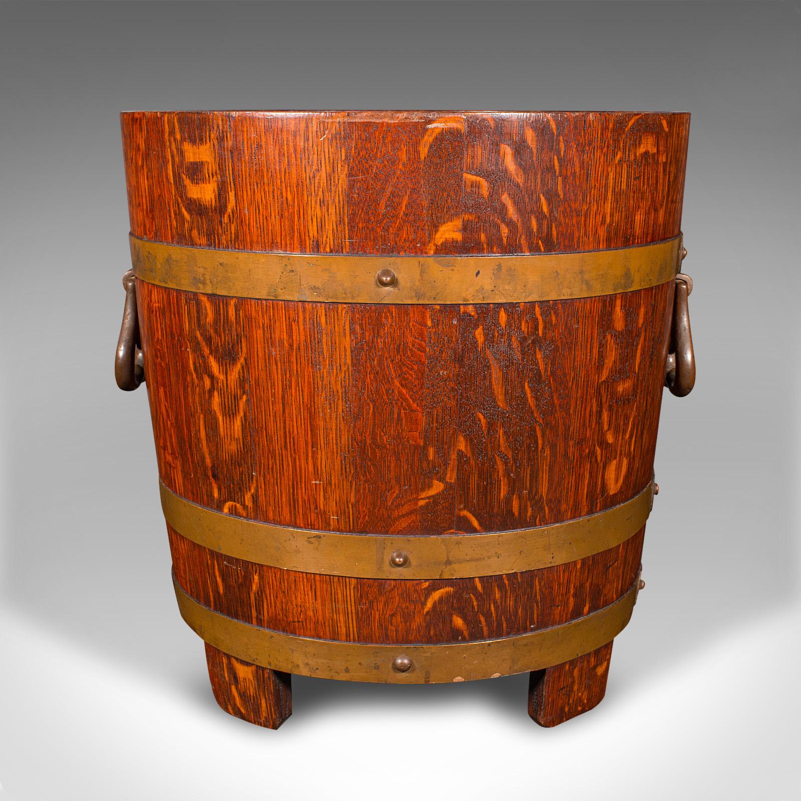 Fireside Antiques, inglese, Oak, secchio per il fuoco a coppa, bidone per il carbone, CIRCA 1920 In condizioni buone in vendita a Hele, Devon, GB